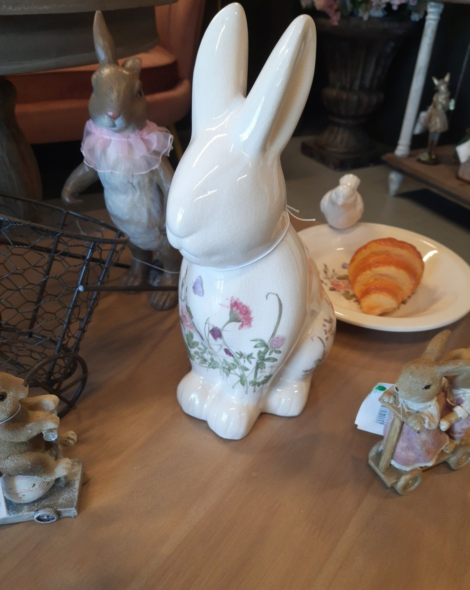 Oster-Hase Keramik Blumenwiese - Frühlingsdeko Landhausstil Clayre & Eef {{ Shabby Chic und Landhaus Deko }} {{ www.Stein-Alt.de }}