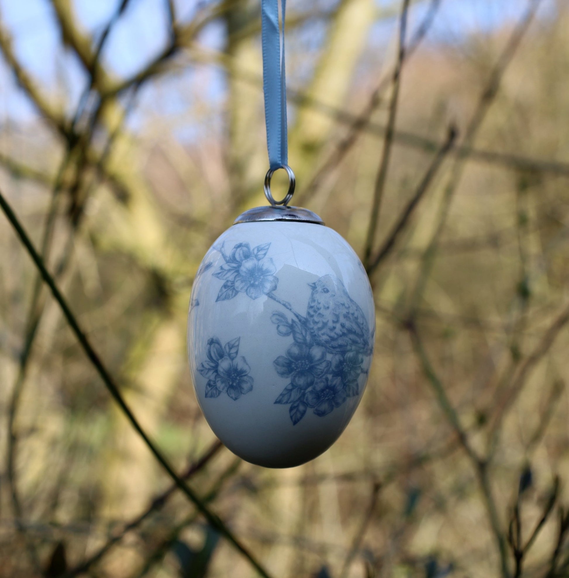 Osterei Keramik Weiß-Blau – Vogel auf Zweigen – Osteranhänger Landhaus {{ Shabby Chic und Landhaus Deko }} {{ www.Stein-Alt.de }}
