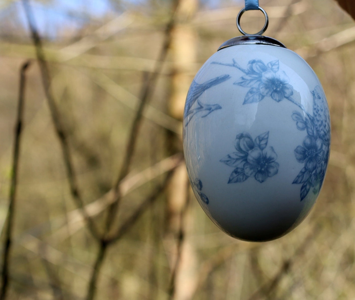 Osterei Keramik Weiß-Blau – Vogel auf Zweigen – Osteranhänger Landhaus {{ Shabby Chic und Landhaus Deko }} {{ www.Stein-Alt.de }}