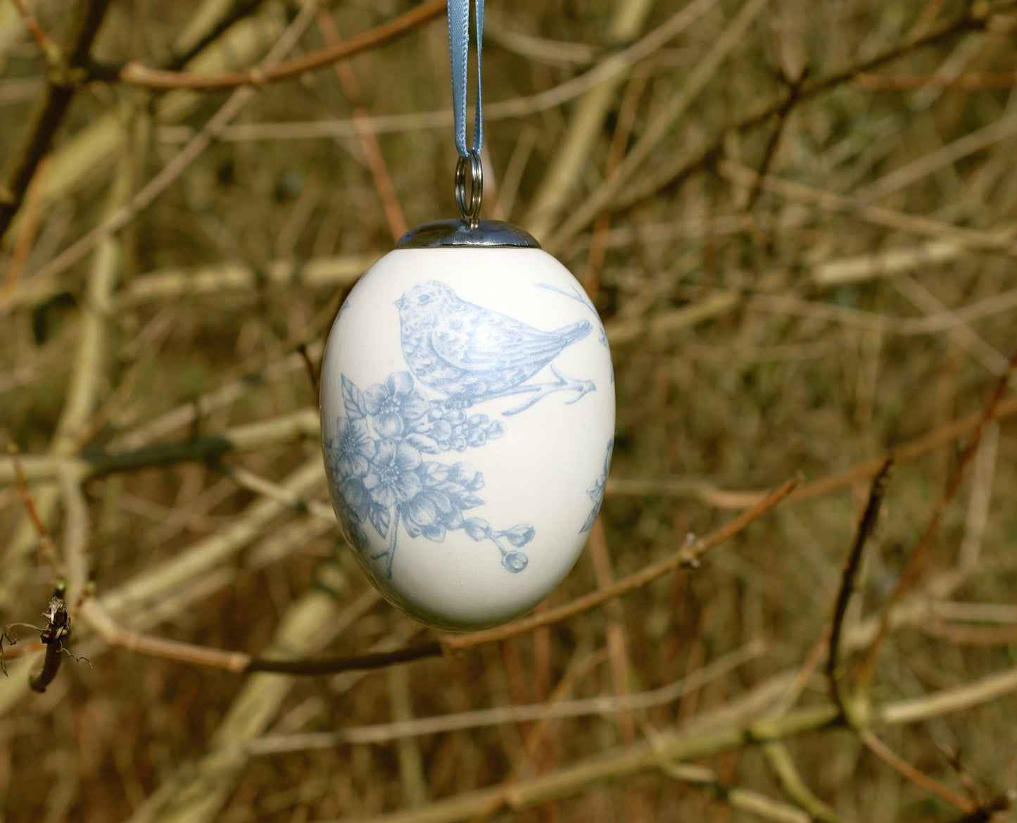Osterei Keramik Weiß-Blau – Vogel auf Zweigen – Osteranhänger Landhaus {{ Shabby Chic und Landhaus Deko }} {{ www.Stein-Alt.de }}