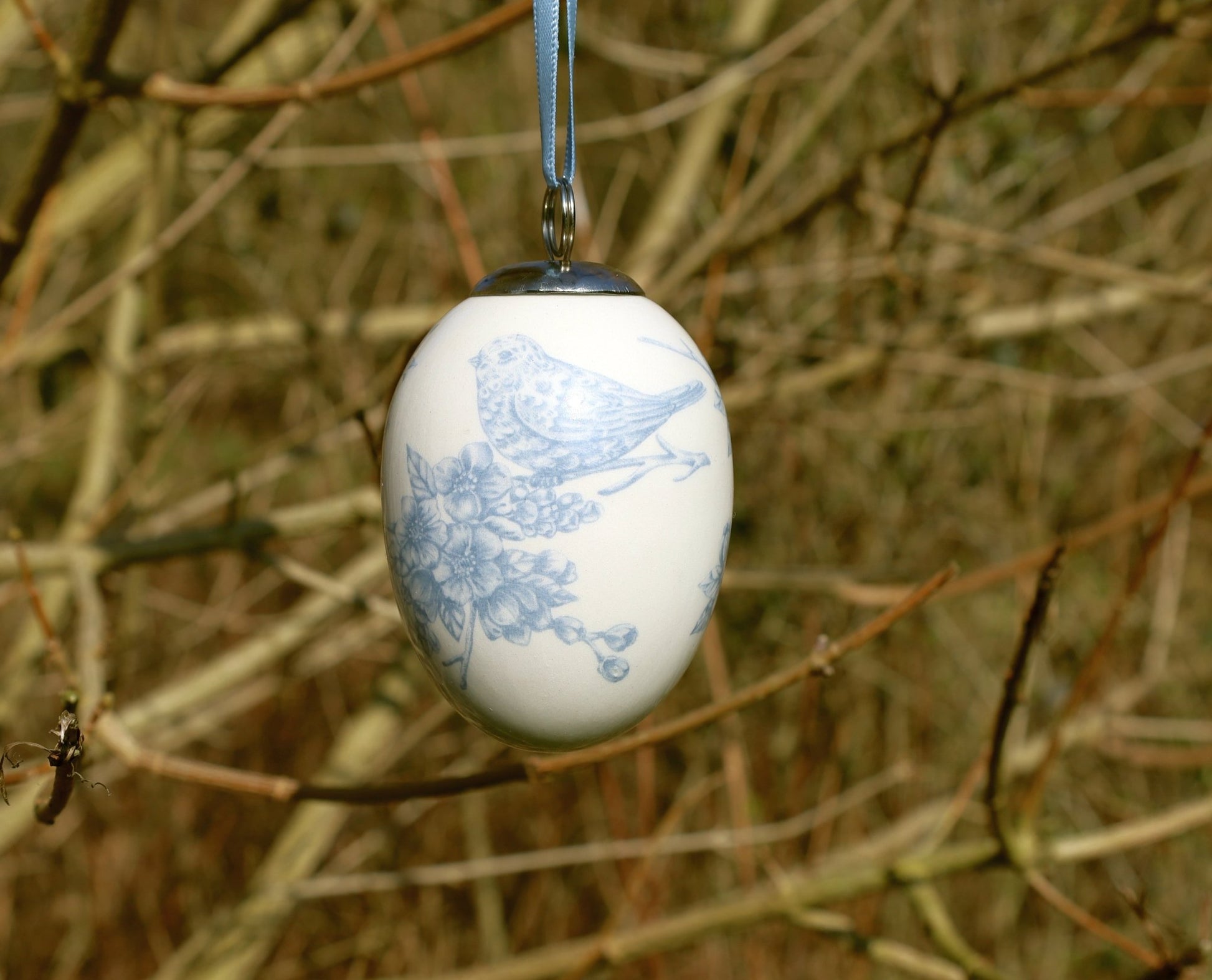 Osterei Keramik Weiß-Blau – Vogel auf Zweigen – Osteranhänger Landhaus {{ Shabby Chic und Landhaus Deko }} {{ www.Stein-Alt.de }}
