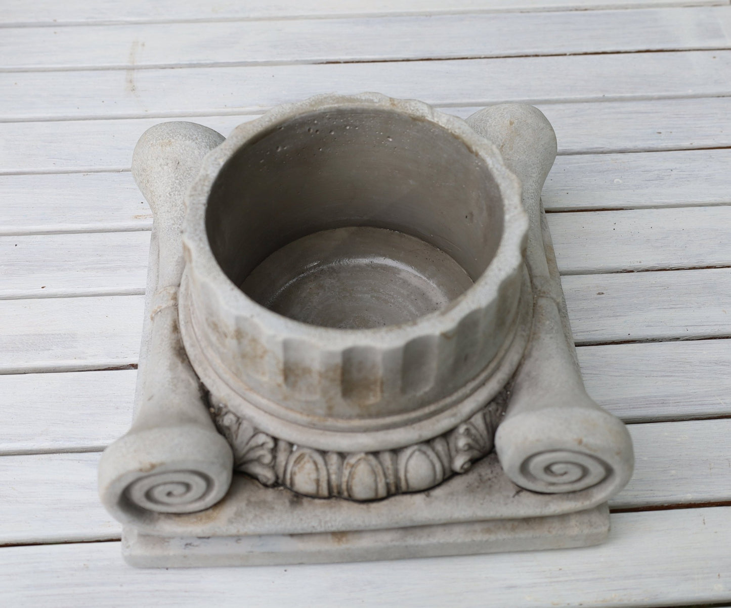 Pflanztopf Steinguss Grau – Klassische Säule für Balkon & Garten {{ Shabby Chic und Landhaus Deko }} {{ www.Stein-Alt.de }}