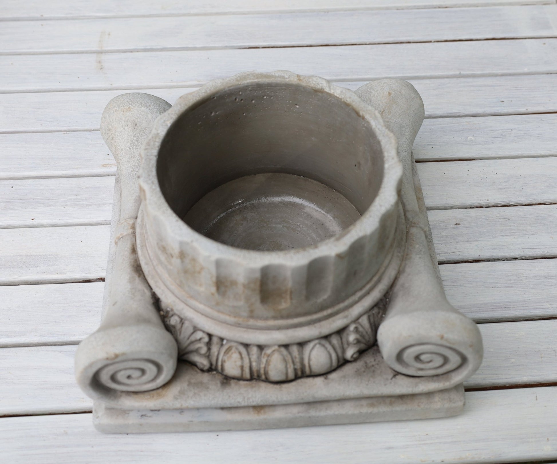 Pflanztopf Steinguss Grau – Klassische Säule für Balkon & Garten {{ Shabby Chic und Landhaus Deko }} {{ www.Stein-Alt.de }}