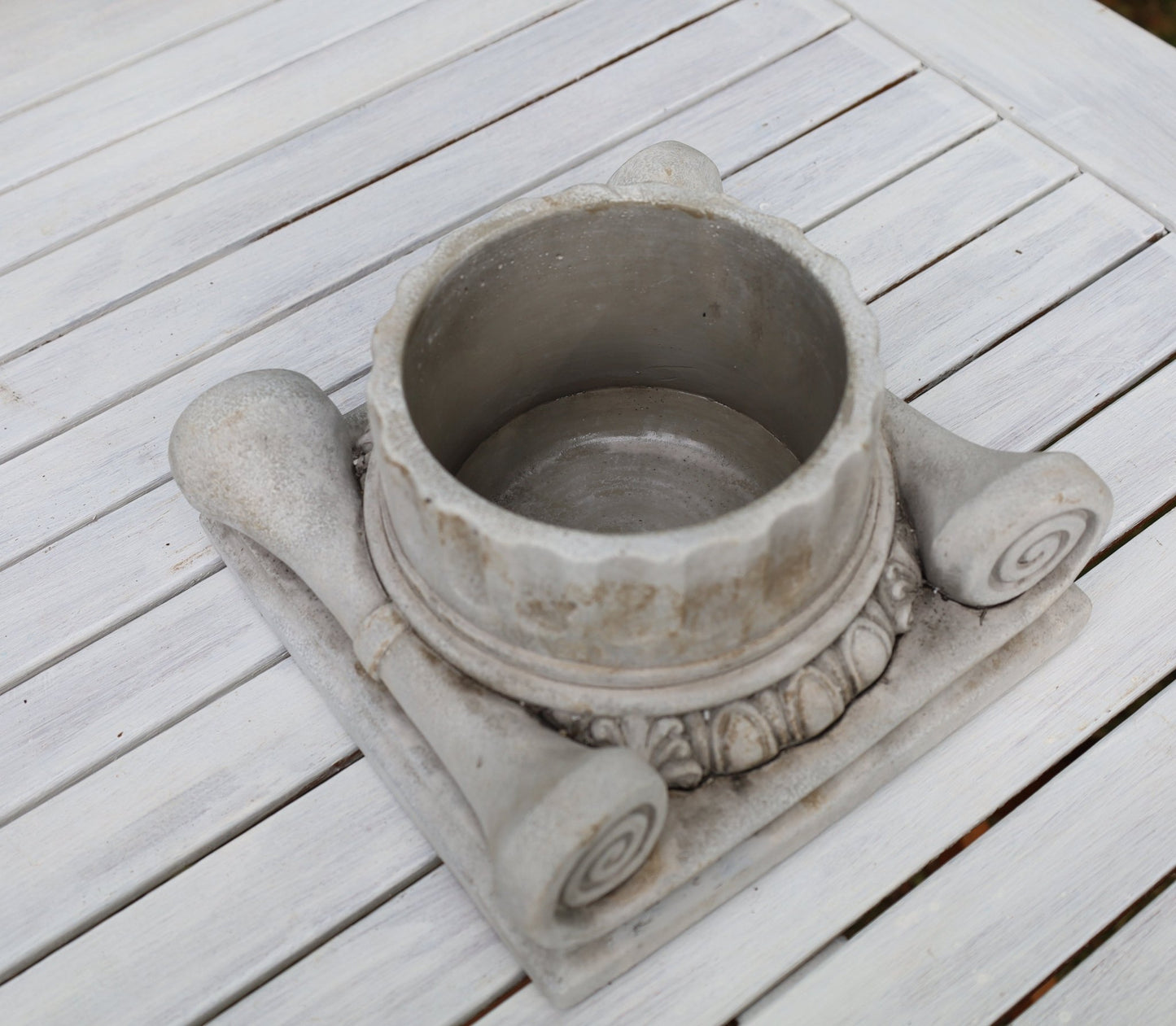 Pflanztopf Steinguss Grau – Klassische Säule für Balkon & Garten {{ Shabby Chic und Landhaus Deko }} {{ www.Stein-Alt.de }}