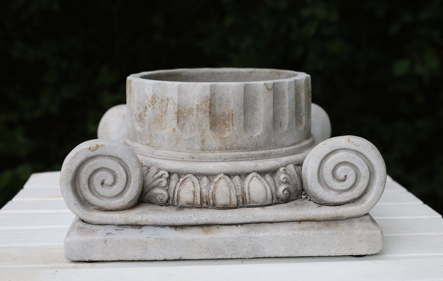 Pflanztopf Steinguss Grau – Klassische Säule für Balkon & Garten {{ Shabby Chic und Landhaus Deko }} {{ www.Stein-Alt.de }}
