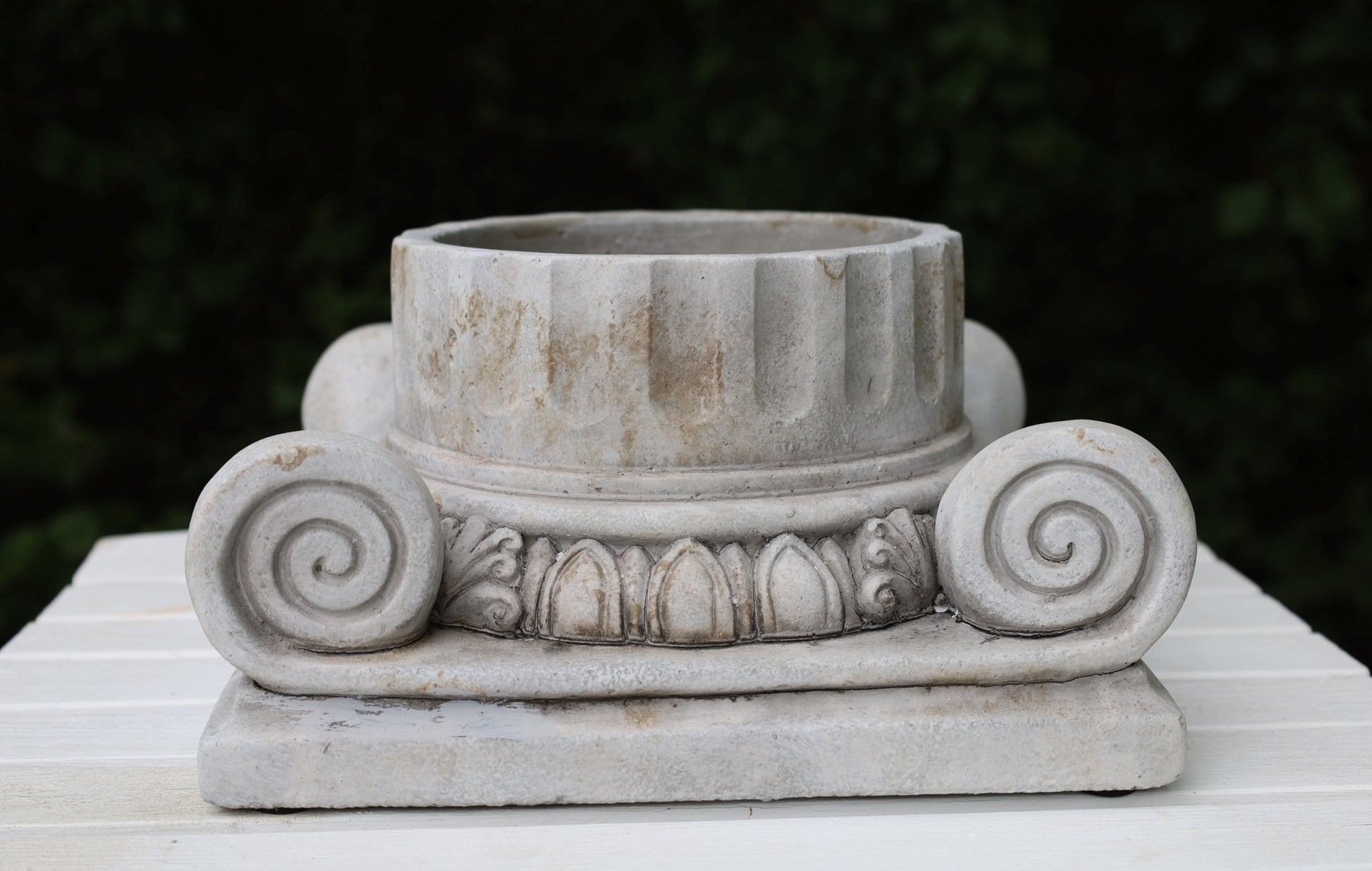 Pflanztopf Steinguss Grau – Klassische Säule für Balkon & Garten {{ Shabby Chic und Landhaus Deko }} {{ www.Stein-Alt.de }}