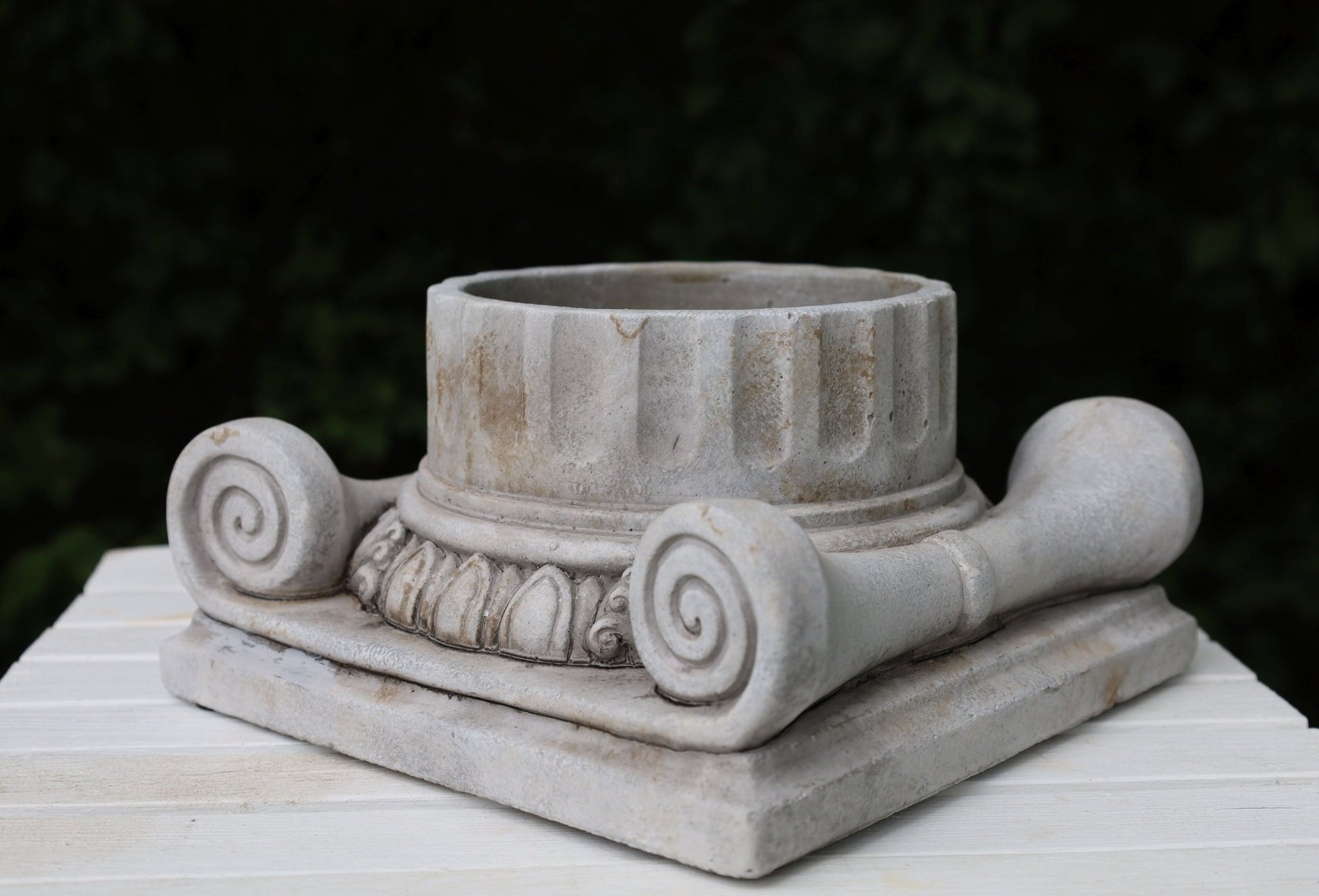 Pflanztopf Steinguss Grau – Klassische Säule für Balkon & Garten {{ Shabby Chic und Landhaus Deko }} {{ www.Stein-Alt.de }}