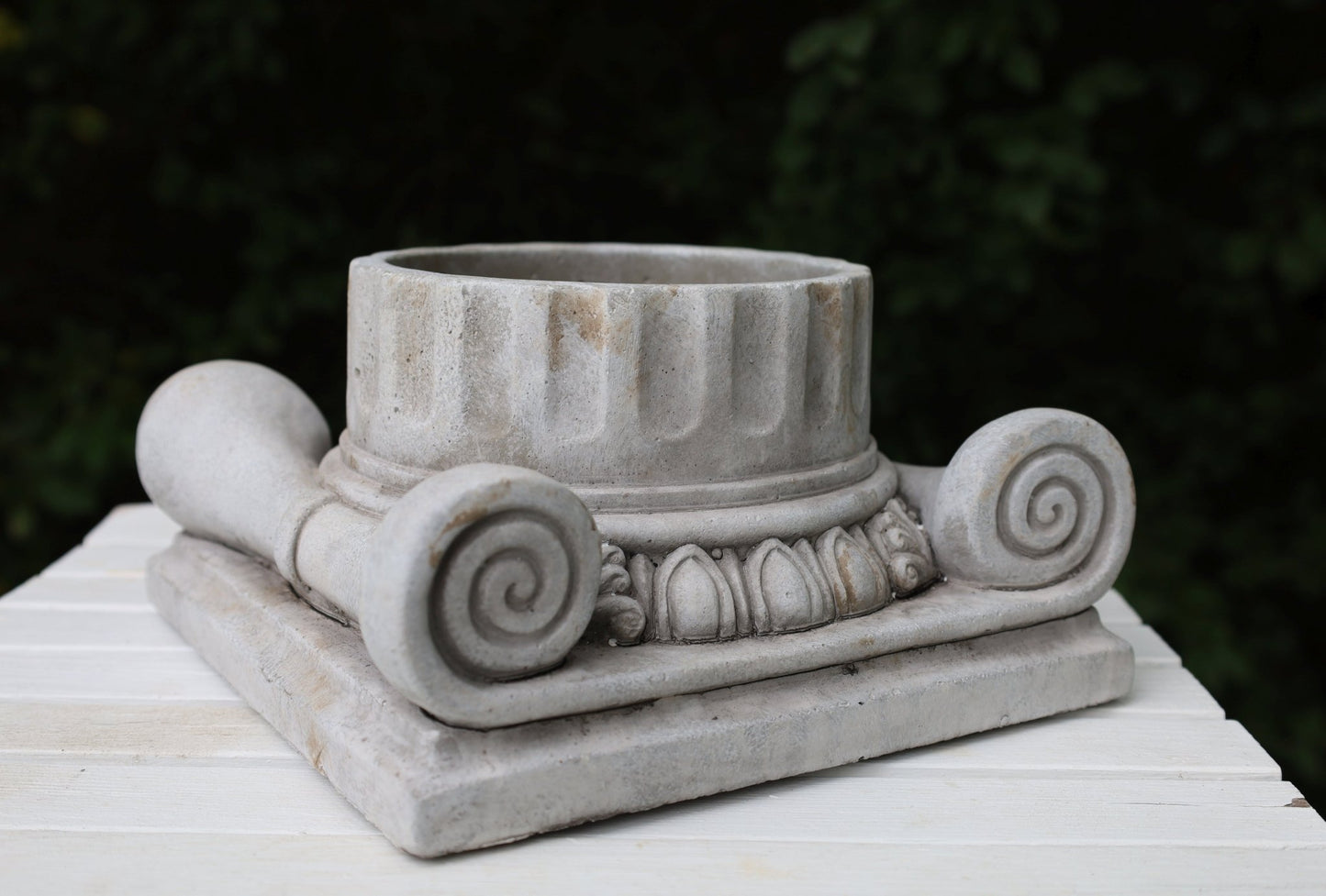 Pflanztopf Steinguss Grau – Klassische Säule für Balkon & Garten {{ Shabby Chic und Landhaus Deko }} {{ www.Stein-Alt.de }}