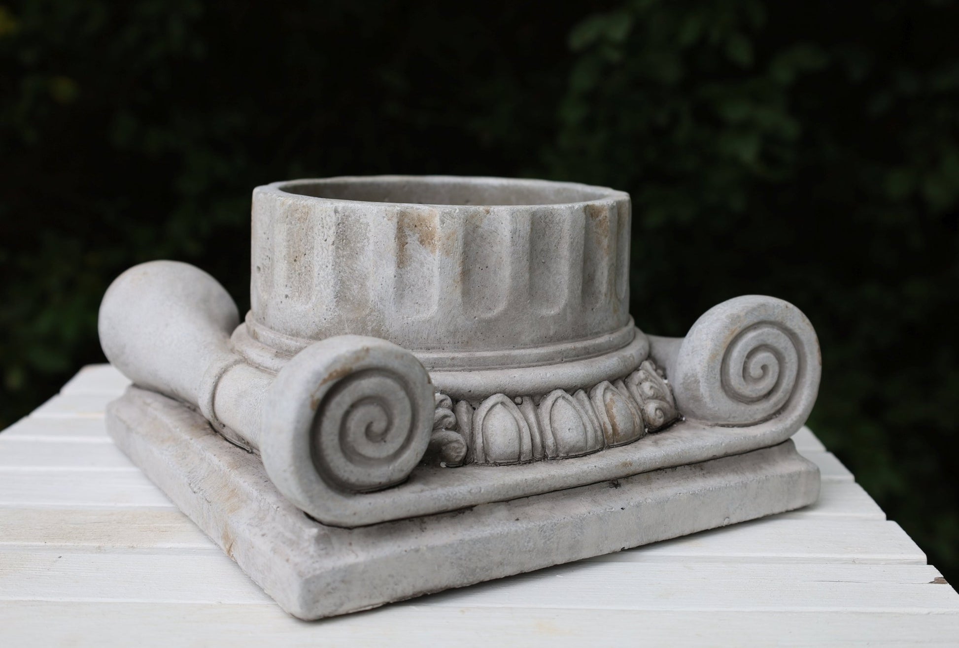 Pflanztopf Steinguss Grau – Klassische Säule für Balkon & Garten {{ Shabby Chic und Landhaus Deko }} {{ www.Stein-Alt.de }}