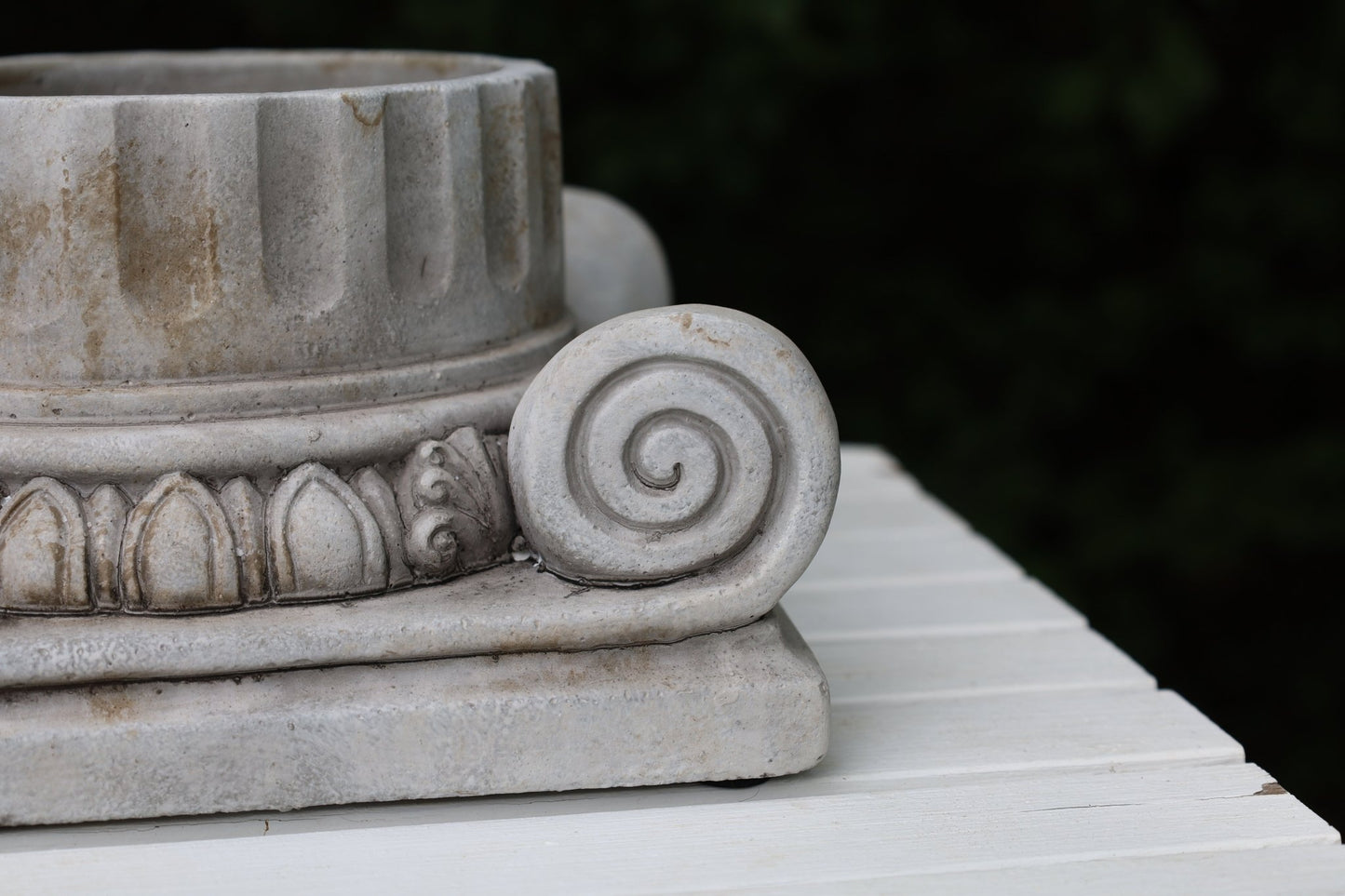 Pflanztopf Steinguss Grau – Klassische Säule für Balkon & Garten {{ Shabby Chic und Landhaus Deko }} {{ www.Stein-Alt.de }}