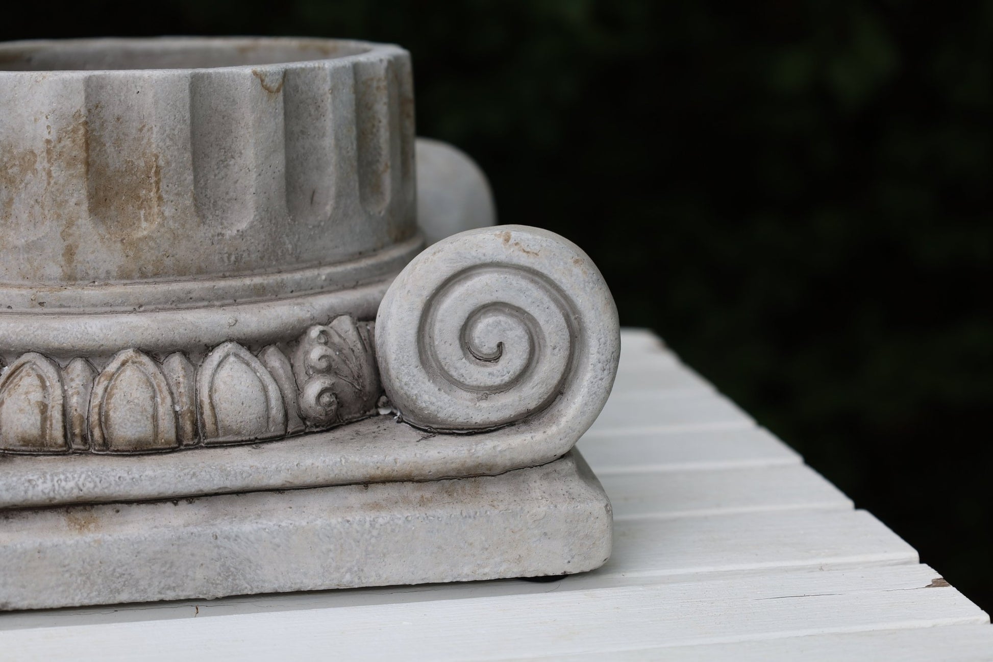 Pflanztopf Steinguss Grau – Klassische Säule für Balkon & Garten {{ Shabby Chic und Landhaus Deko }} {{ www.Stein-Alt.de }}