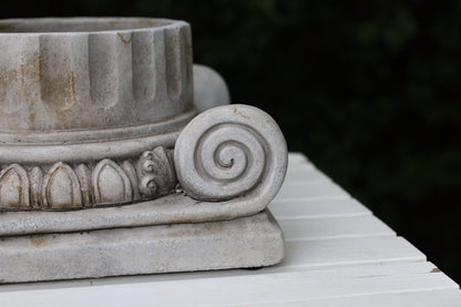 Blumentopf / Übertopf Pflanztopf Steinguss Grau – Klassische Säule für Balkon & Garten Shabby Chic und Landhaus Deko bei www.Stein-Alt.de