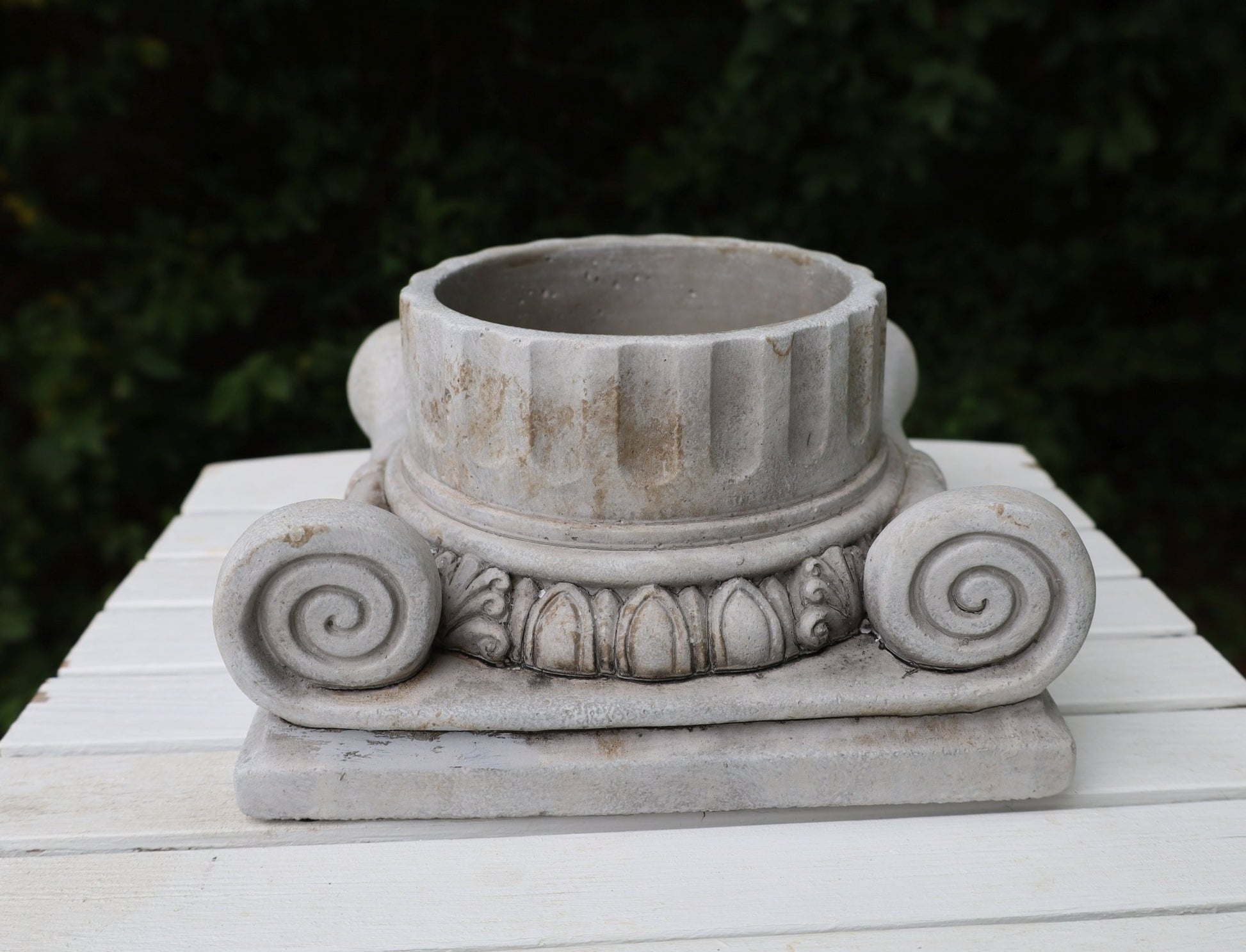 Pflanztopf Steinguss Grau – Klassische Säule für Balkon & Garten {{ Shabby Chic und Landhaus Deko }} {{ www.Stein-Alt.de }}