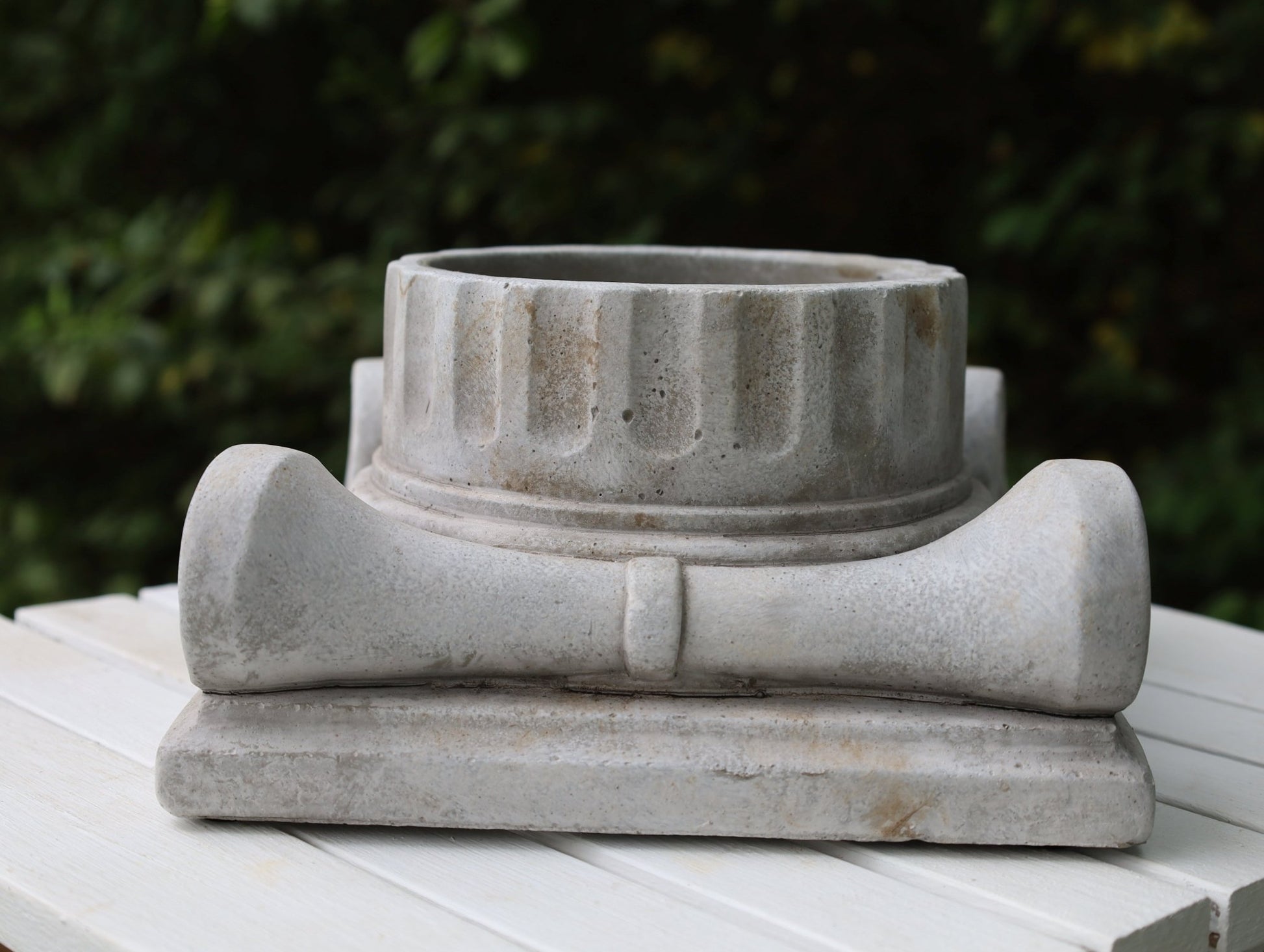 Pflanztopf Steinguss Grau – Klassische Säule für Balkon & Garten {{ Shabby Chic und Landhaus Deko }} {{ www.Stein-Alt.de }}