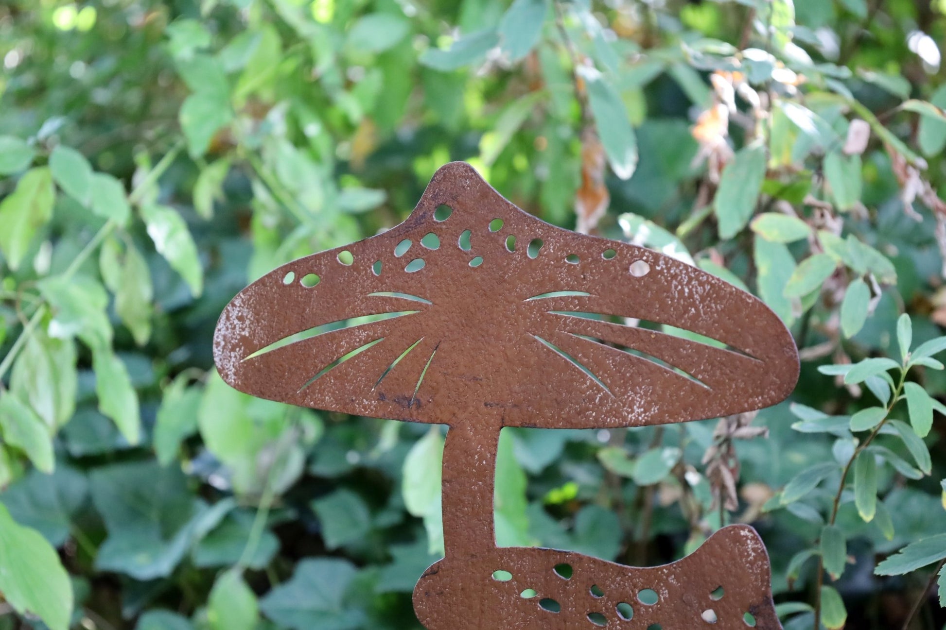 Pilz Gartenspieß Metall 55 cm – Herbstdeko Garten Braun {{ Shabby Chic und Landhaus Deko }} {{ www.Stein-Alt.de }}