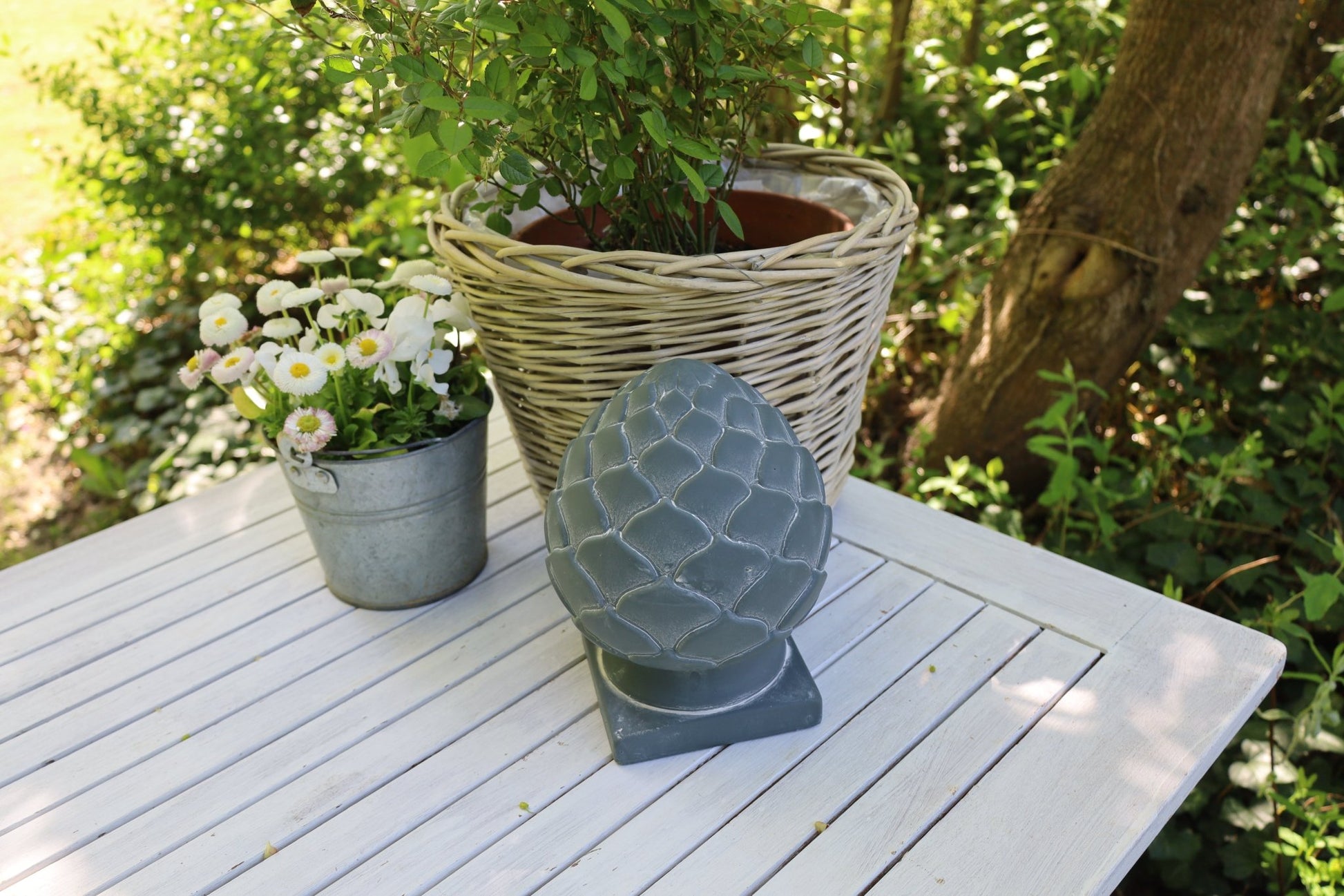 Pinienzapfen Terracotta Grau – Große Gartendeko im Landhausstil | Clayre & Eef {{ Shabby Chic und Landhaus Deko }} {{ www.Stein-Alt.de }}