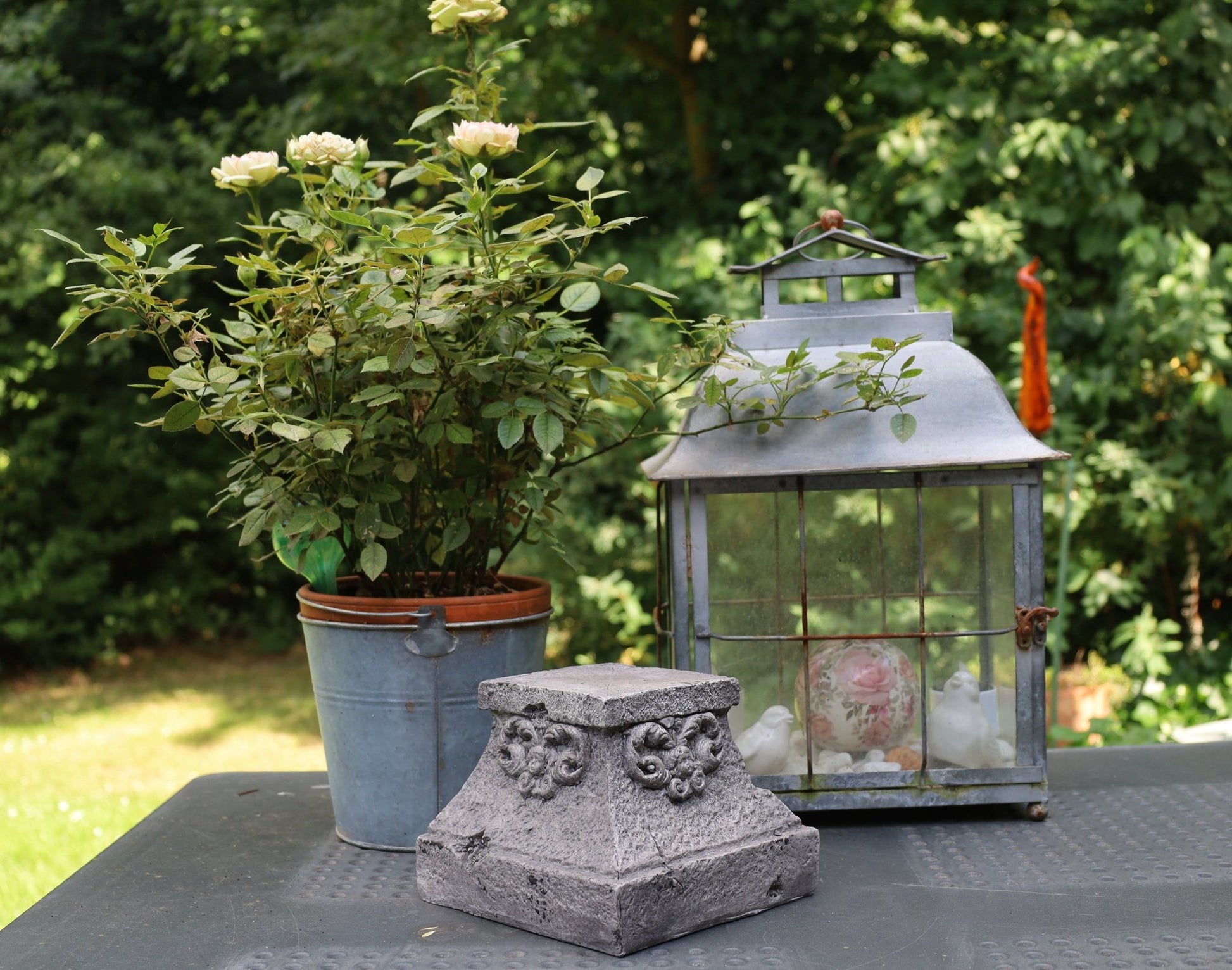 Podest für Blumenkübel Grau 18x18x14cm - Shabby Chic Gartendekoration {{ Shabby Chic und Landhaus Deko }} {{ www.Stein-Alt.de }}