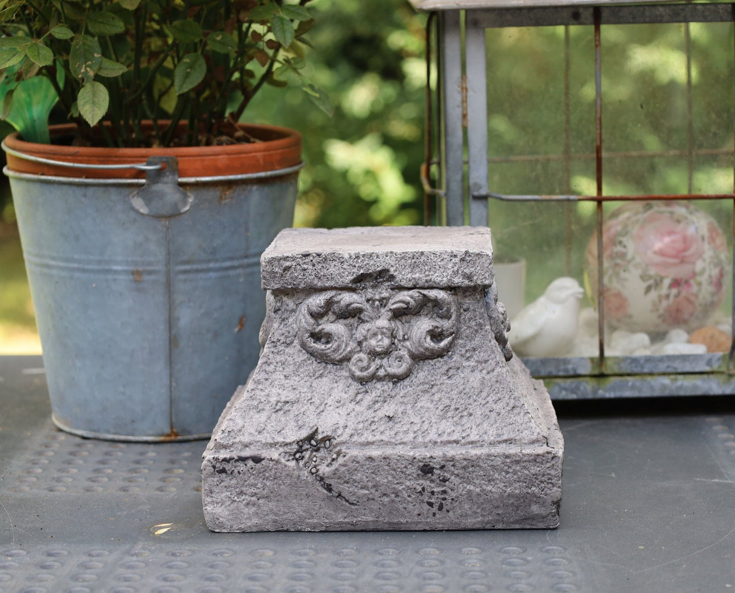 Podest für Blumenkübel Grau 18x18x14cm - Shabby Chic Gartendekoration {{ Shabby Chic und Landhaus Deko }} {{ www.Stein-Alt.de }}