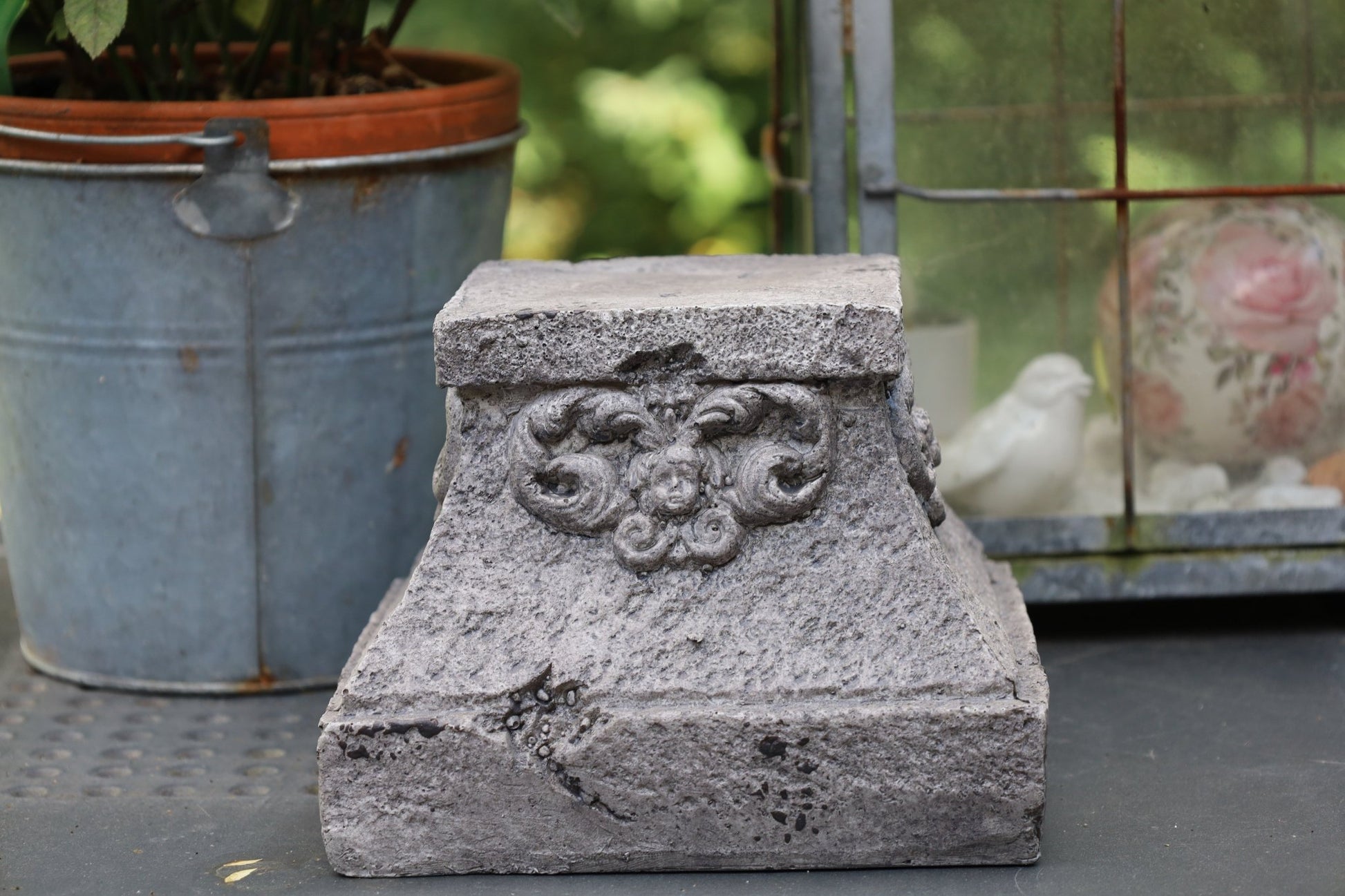 Podest für Blumenkübel Grau 18x18x14cm - Shabby Chic Gartendekoration {{ Shabby Chic und Landhaus Deko }} {{ www.Stein-Alt.de }}