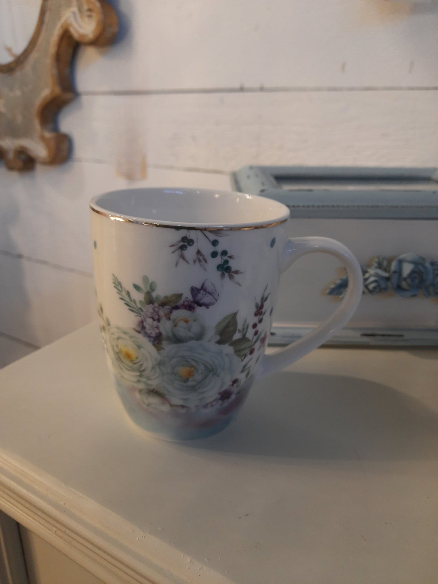 Porzellan Geschirr Blau-Weiß Blumen & Schmetterlinge – Mix & Match Landhausstil {{ Shabby Chic und Landhaus Deko }} {{ www.Stein-Alt.de }}