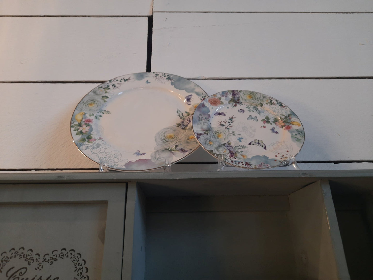 Porzellan Geschirr Blau-Weiß Blumen & Schmetterlinge – Mix & Match Landhausstil {{ Shabby Chic und Landhaus Deko }} {{ www.Stein-Alt.de }}