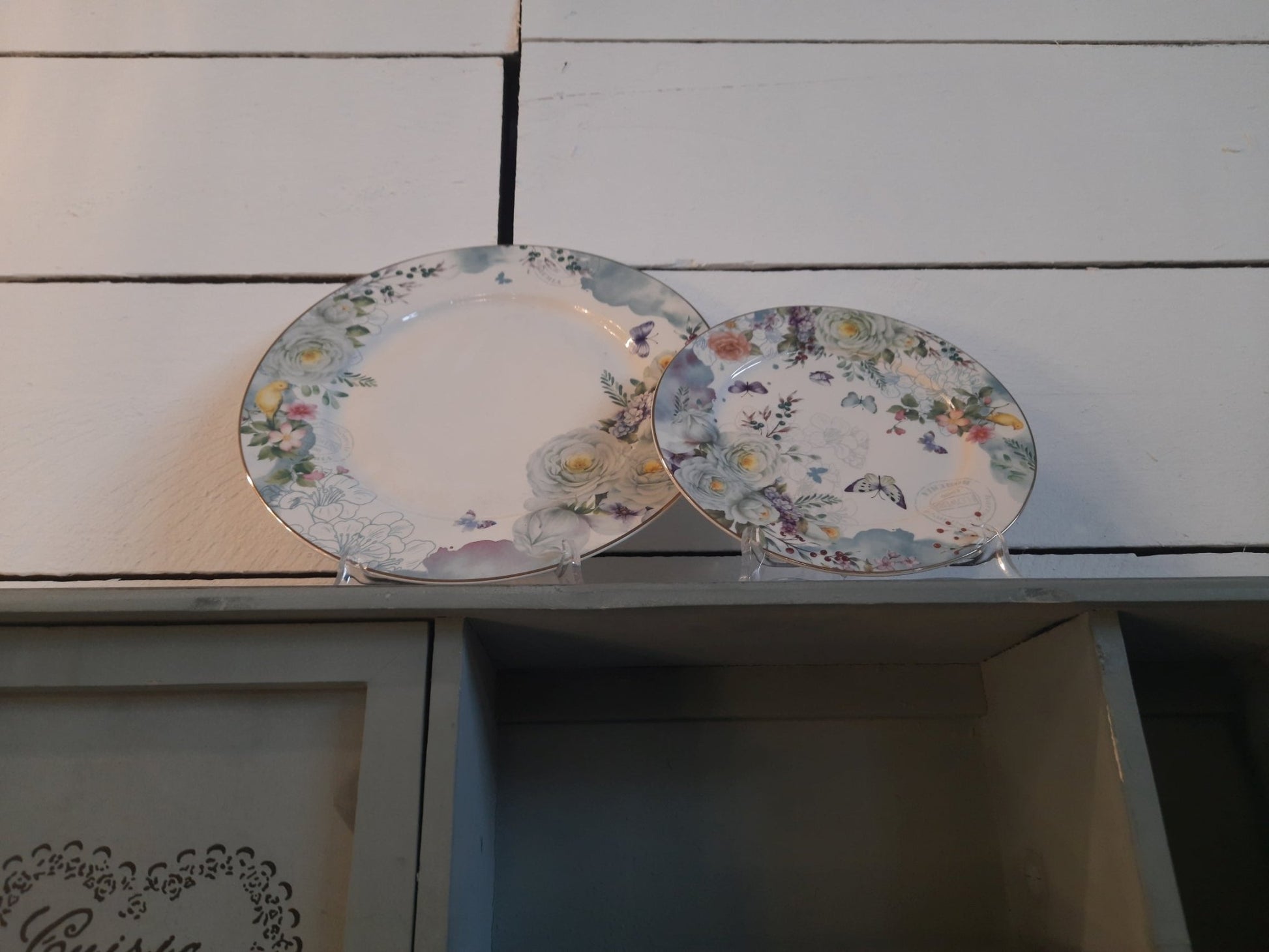 Porzellan Geschirr Blau-Weiß Blumen & Schmetterlinge – Mix & Match Landhausstil {{ Shabby Chic und Landhaus Deko }} {{ www.Stein-Alt.de }}