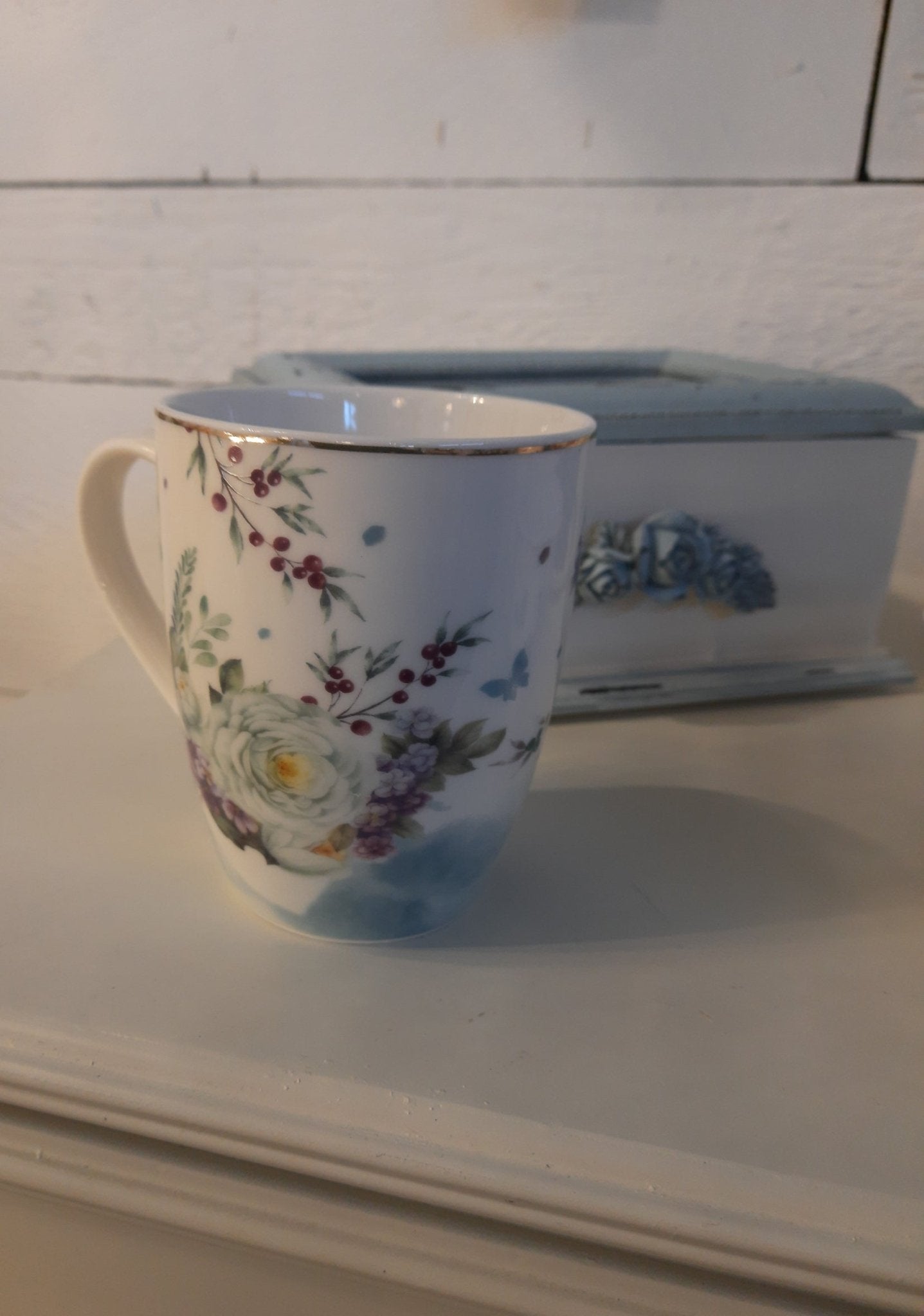 Porzellan Geschirr Blau-Weiß Blumen & Schmetterlinge – Mix & Match Landhausstil {{ Shabby Chic und Landhaus Deko }} {{ www.Stein-Alt.de }}