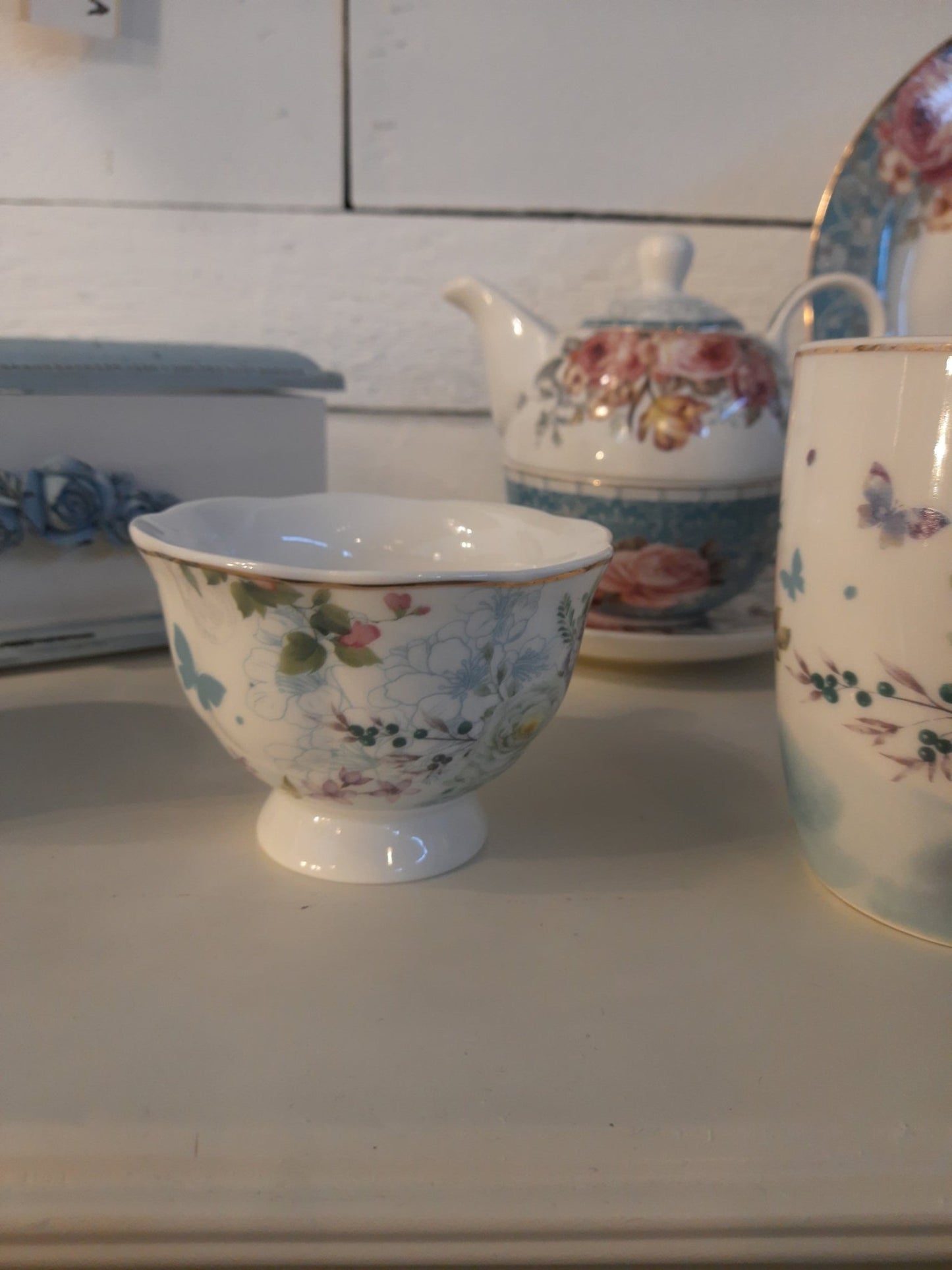 Porzellan Geschirr Blau-Weiß Blumen & Schmetterlinge – Mix & Match Landhausstil {{ Shabby Chic und Landhaus Deko }} {{ www.Stein-Alt.de }}