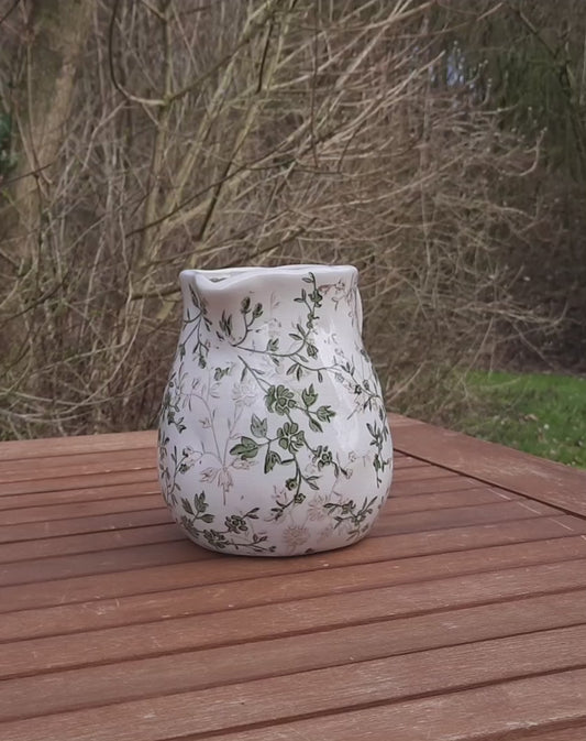 Keramik Krug Beige Grün – Vase mit Blättermuster im Landhausstil