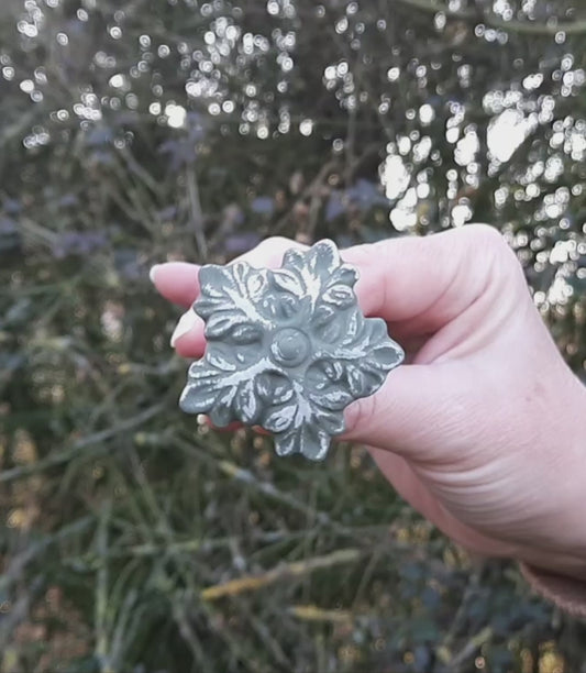 Grüner Möbelknauf Blatt - Keramik Möbelgriff Shabby Chic Landhausstil