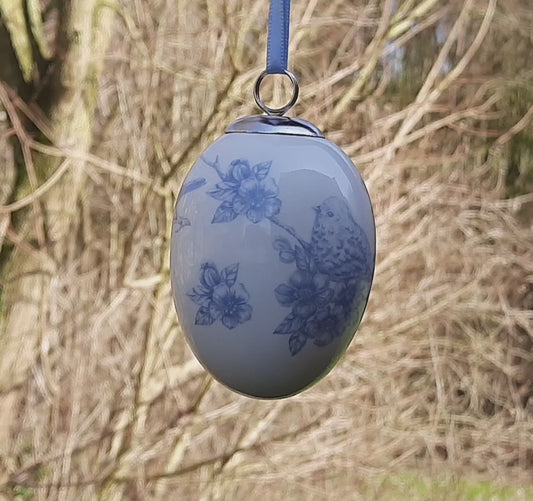 Uovo di Pasqua in ceramica bianco-blu – Uccello su rami – Ciondolo pasquale stile rustico