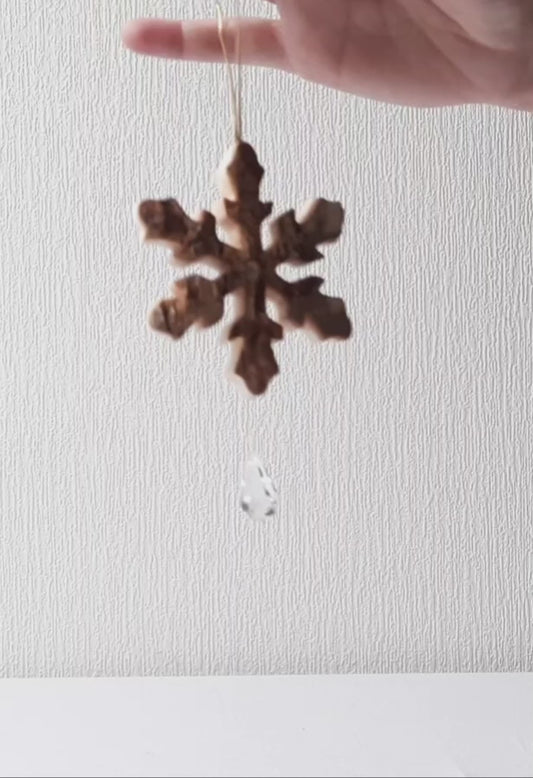 Winterliche Anhänger aus Rindenholz - Schneeflocke Weihnachtsdeko