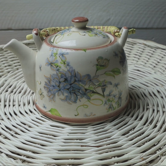 Keramik-Teekanne mit Blumenmotiv im Landhausstil von Clayre & Eef, 800 ml, inklusive Teesieb – Slow Living Teatime Deko