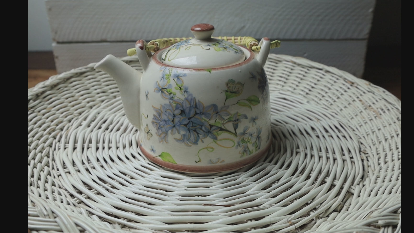 Keramik-Teekanne mit Blumenmotiv im Landhausstil von Clayre & Eef, 800 ml, inklusive Teesieb – Slow Living Teatime Deko