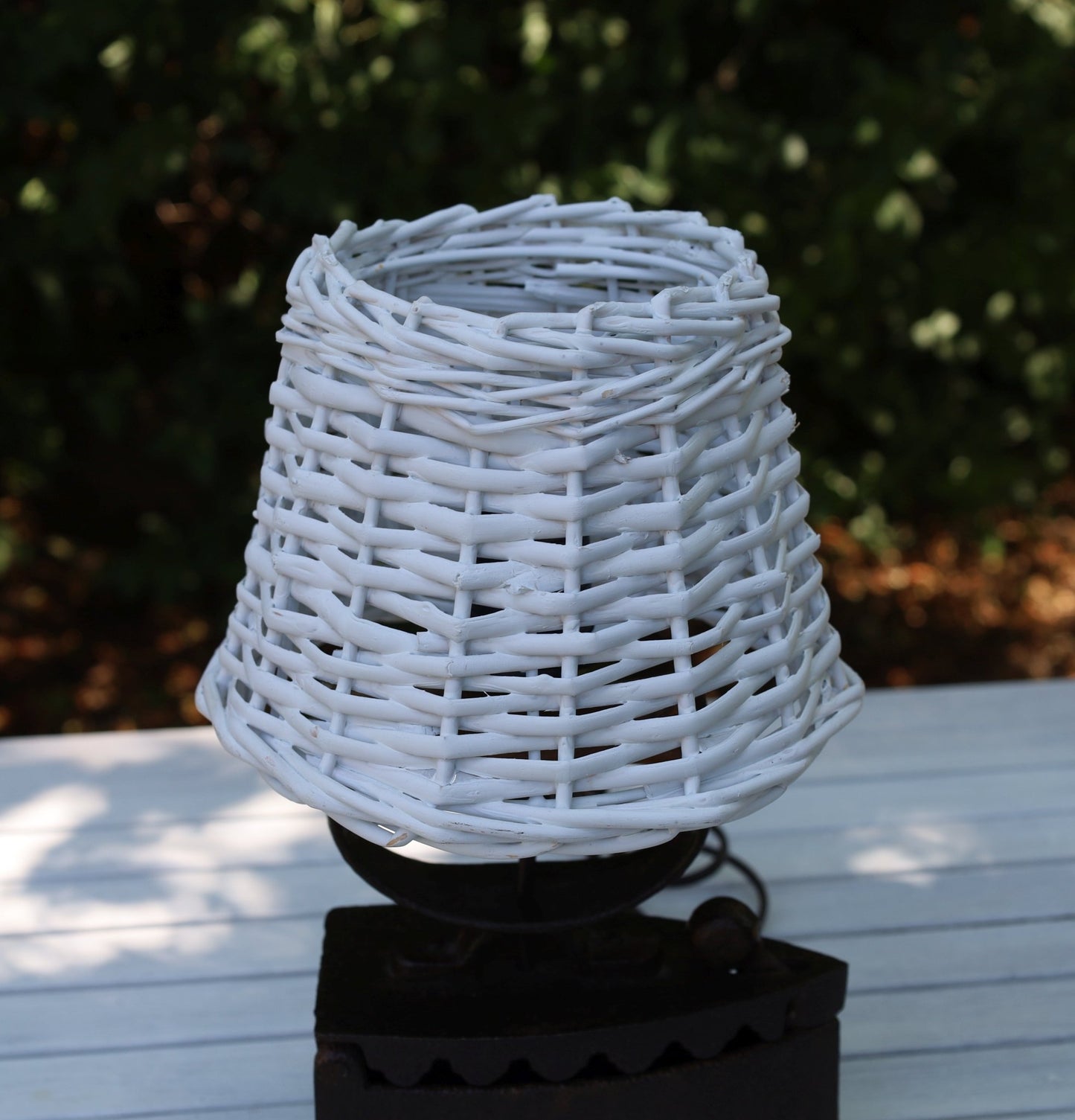 Rattan Lampenschirm Weiß E27 - Romantische Landhausstil Lampe {{ Shabby Chic und Landhaus Deko }} {{ www.Stein-Alt.de }}
