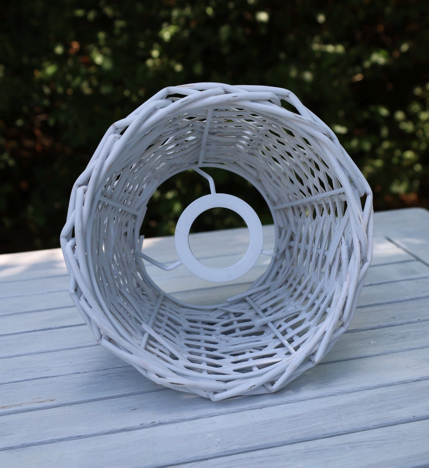 Rattan Lampenschirm Weiß E27 - Romantische Landhausstil Lampe {{ Shabby Chic und Landhaus Deko }} {{ www.Stein-Alt.de }}