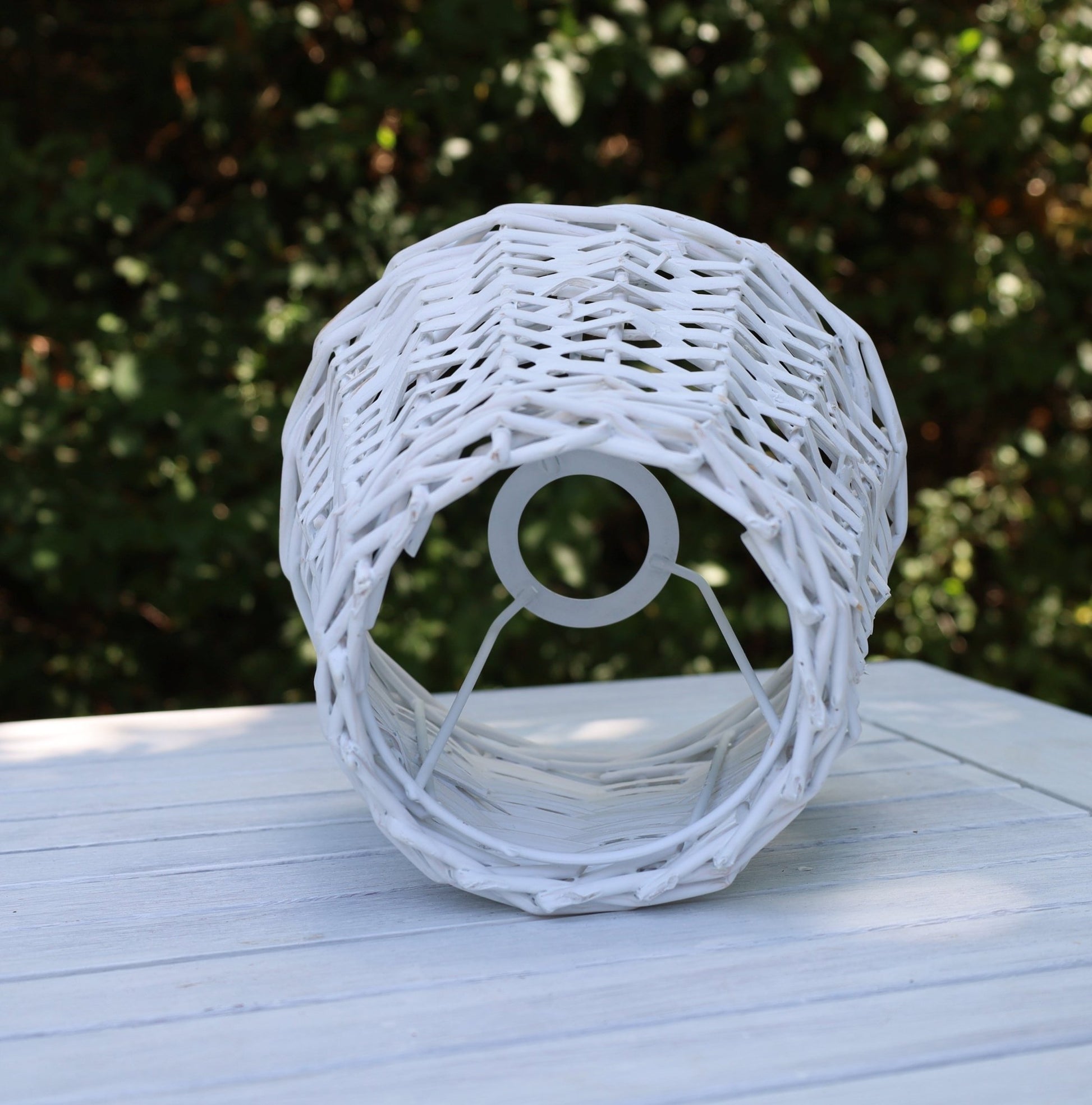 Rattan Lampenschirm Weiß E27 - Romantische Landhausstil Lampe {{ Shabby Chic und Landhaus Deko }} {{ www.Stein-Alt.de }}