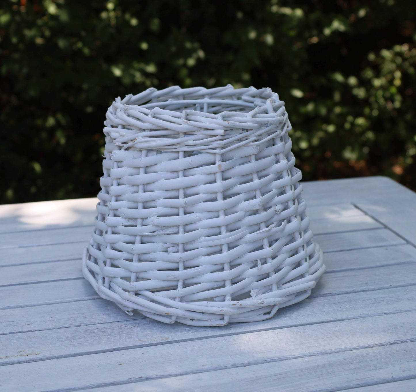 Rattan Lampenschirm Weiß E27 - Romantische Landhausstil Lampe {{ Shabby Chic und Landhaus Deko }} {{ www.Stein-Alt.de }}