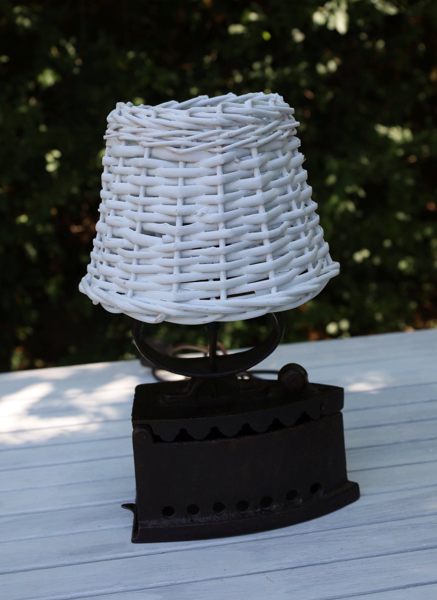 Rattan Lampenschirm Weiß E27 - Romantische Landhausstil Lampe {{ Shabby Chic und Landhaus Deko }} {{ www.Stein-Alt.de }}