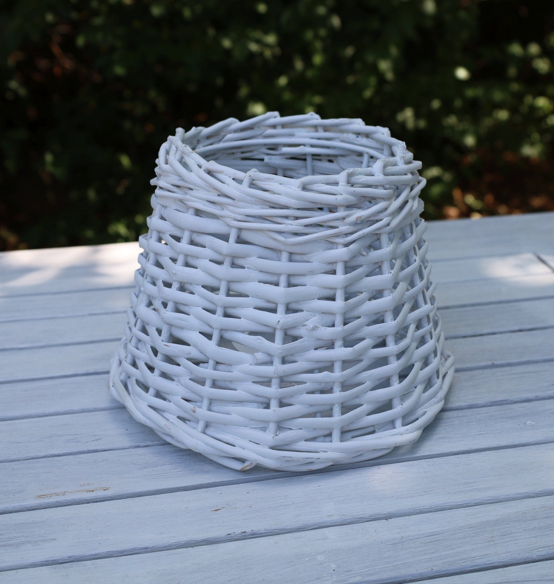 Rattan Lampenschirm Weiß E27 - Romantische Landhausstil Lampe {{ Shabby Chic und Landhaus Deko }} {{ www.Stein-Alt.de }}
