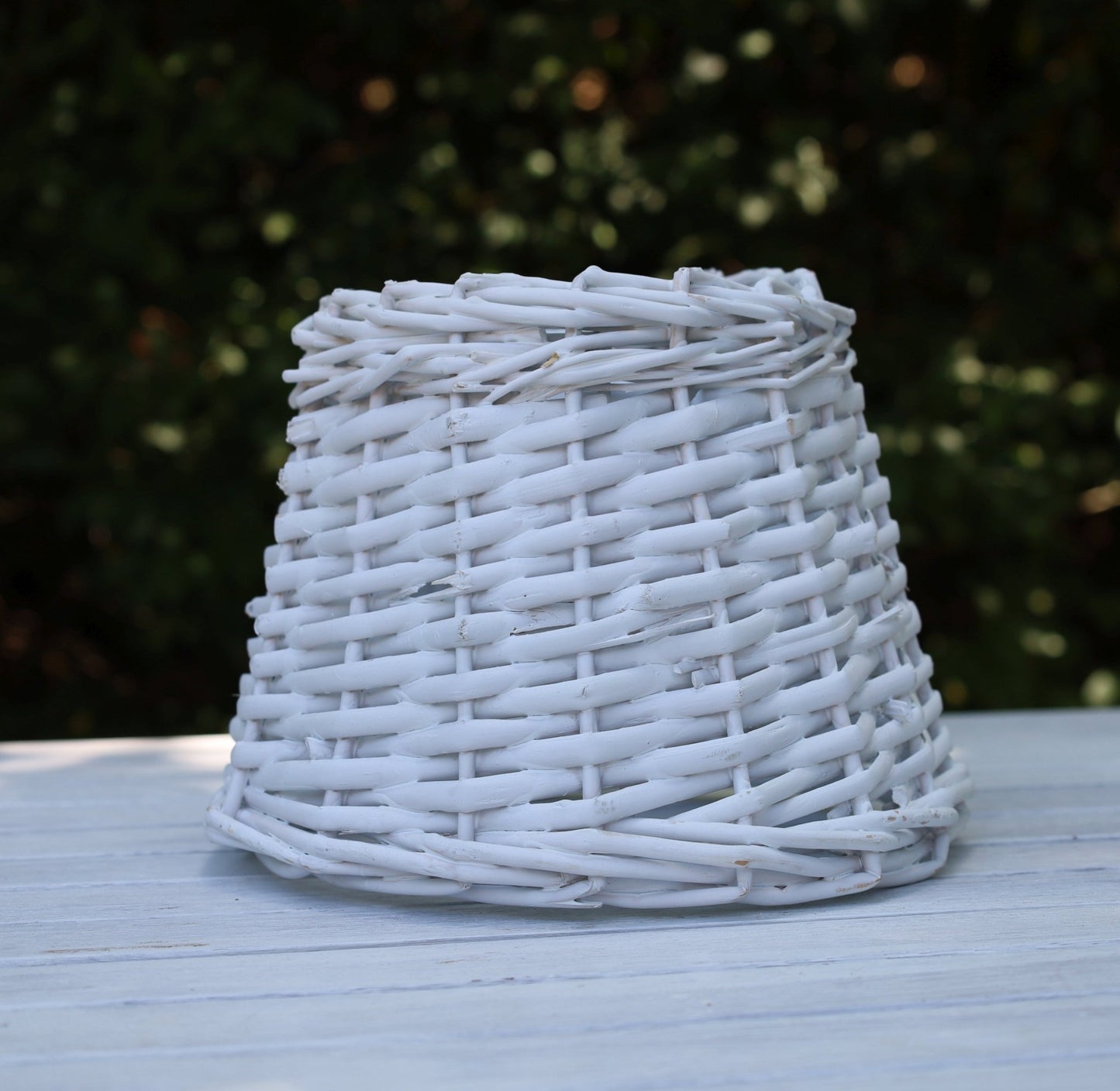 Rattan Lampenschirm Weiß E27 - Romantische Landhausstil Lampe {{ Shabby Chic und Landhaus Deko }} {{ www.Stein-Alt.de }}