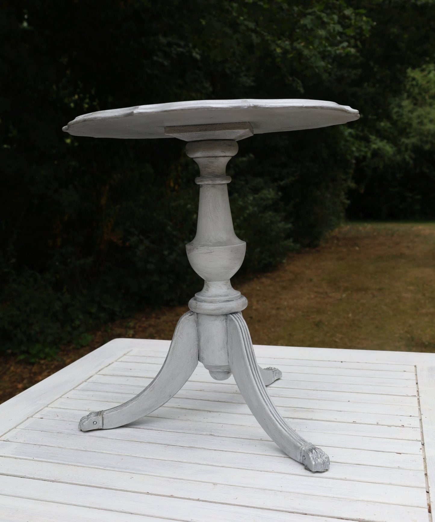 Runder Beistelltisch aus Holz in Grau mit silbernen Akzenten im Shabby Chic Stil