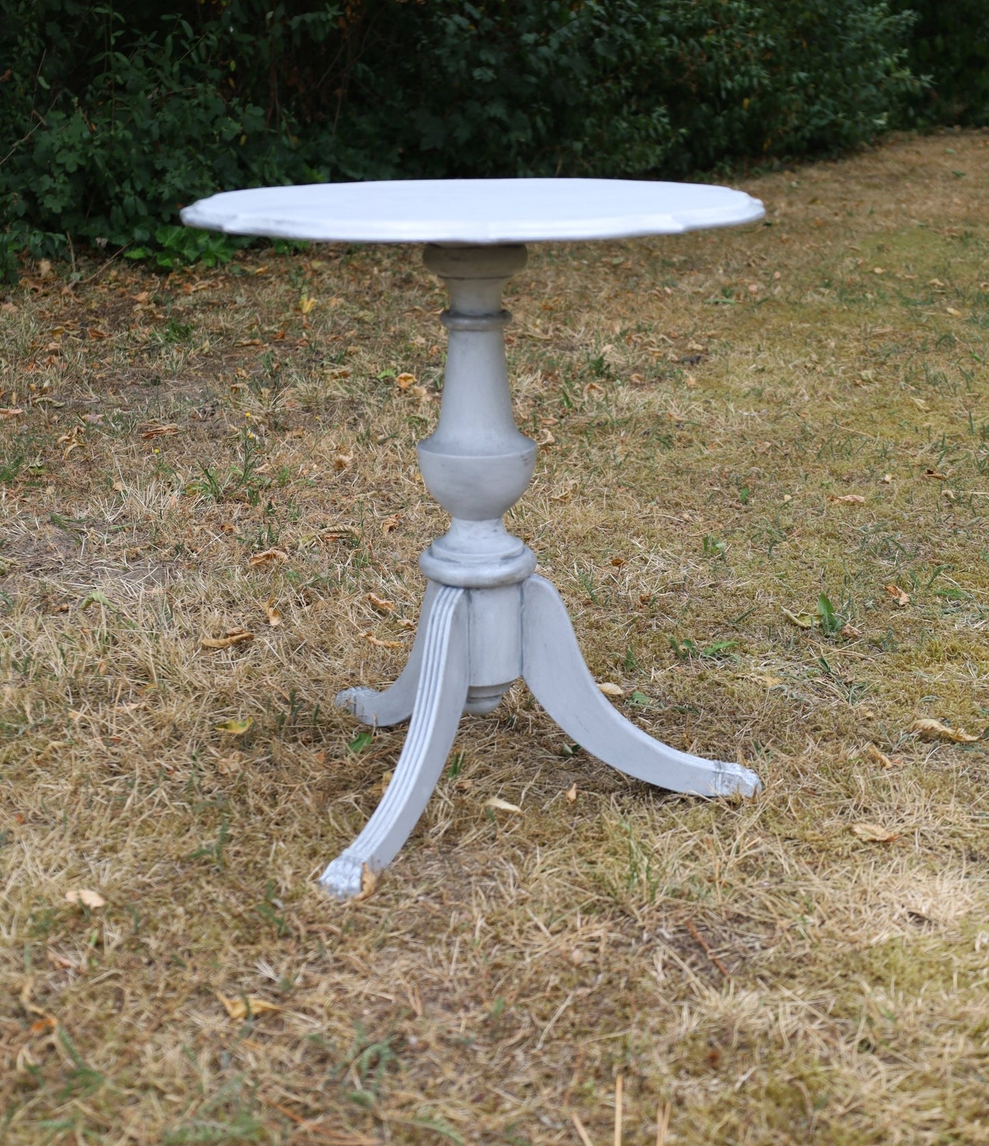 Runder Beistelltisch aus Holz in Grau mit silbernen Akzenten im Shabby Chic Stil