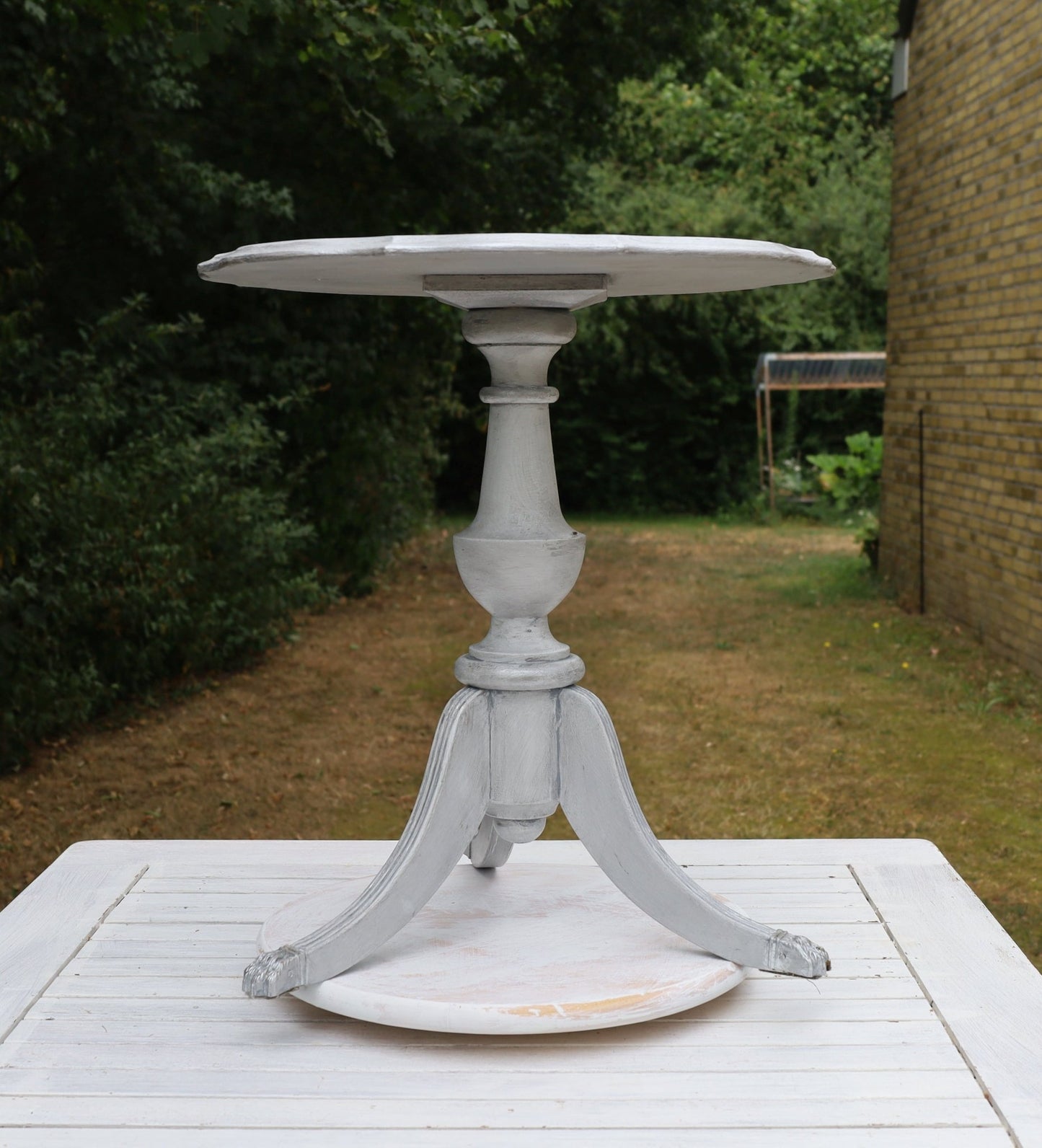 Runder Beistelltisch aus Holz in Grau mit silbernen Akzenten im Shabby Chic Stil