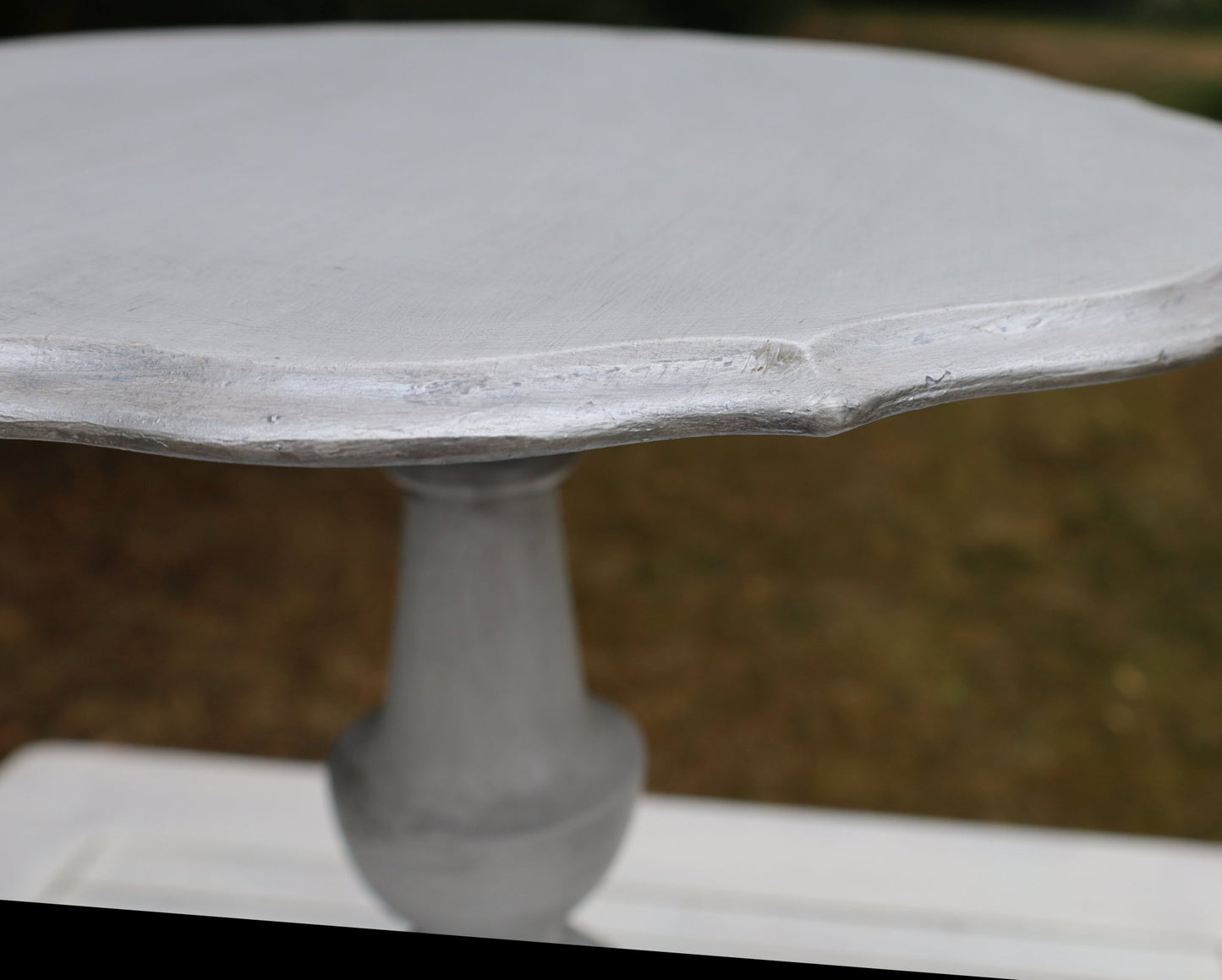 Runder Beistelltisch aus Holz in Grau mit silbernen Akzenten im Shabby Chic Stil