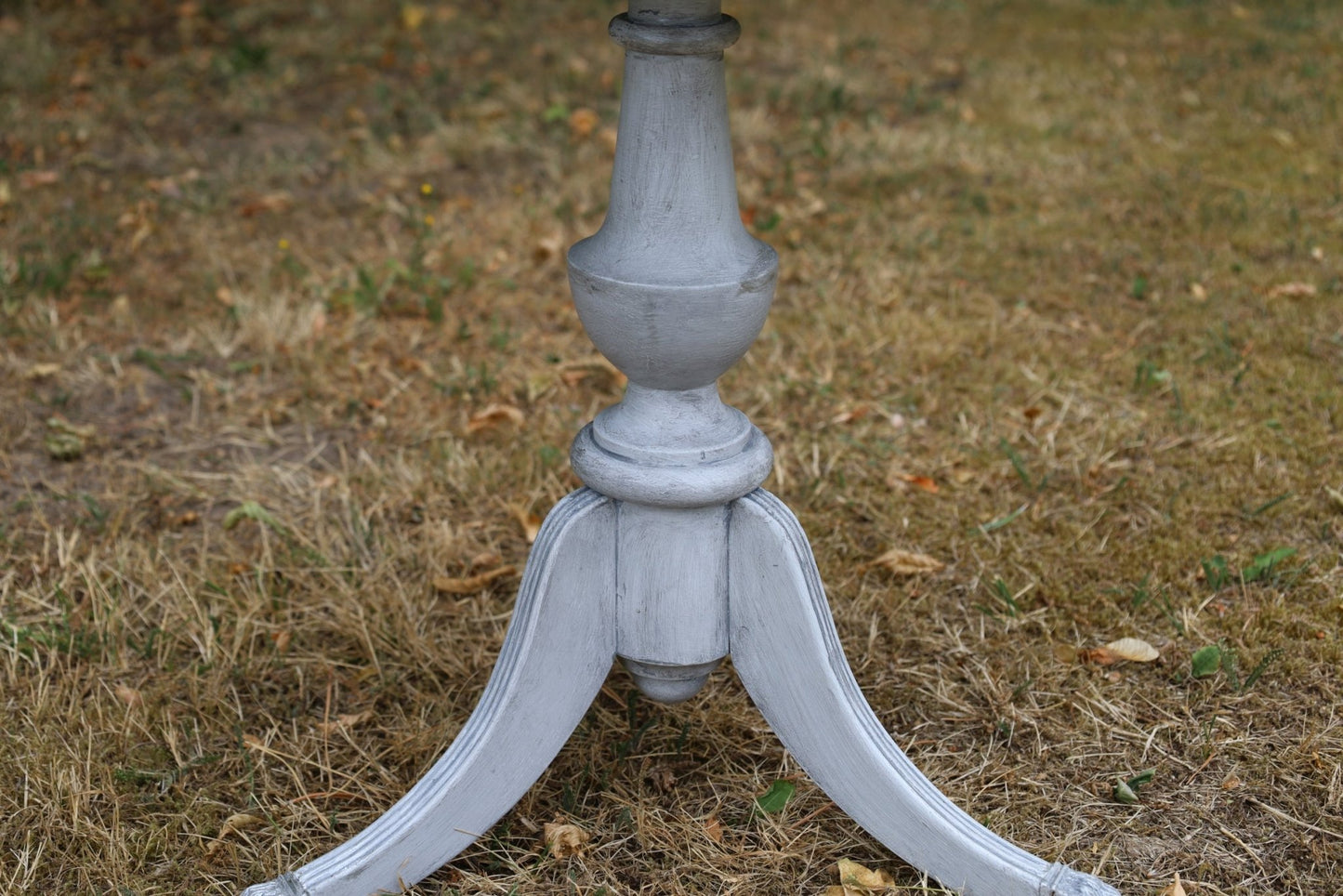 Runder Beistelltisch aus Holz in Grau mit silbernen Akzenten im Shabby Chic Stil