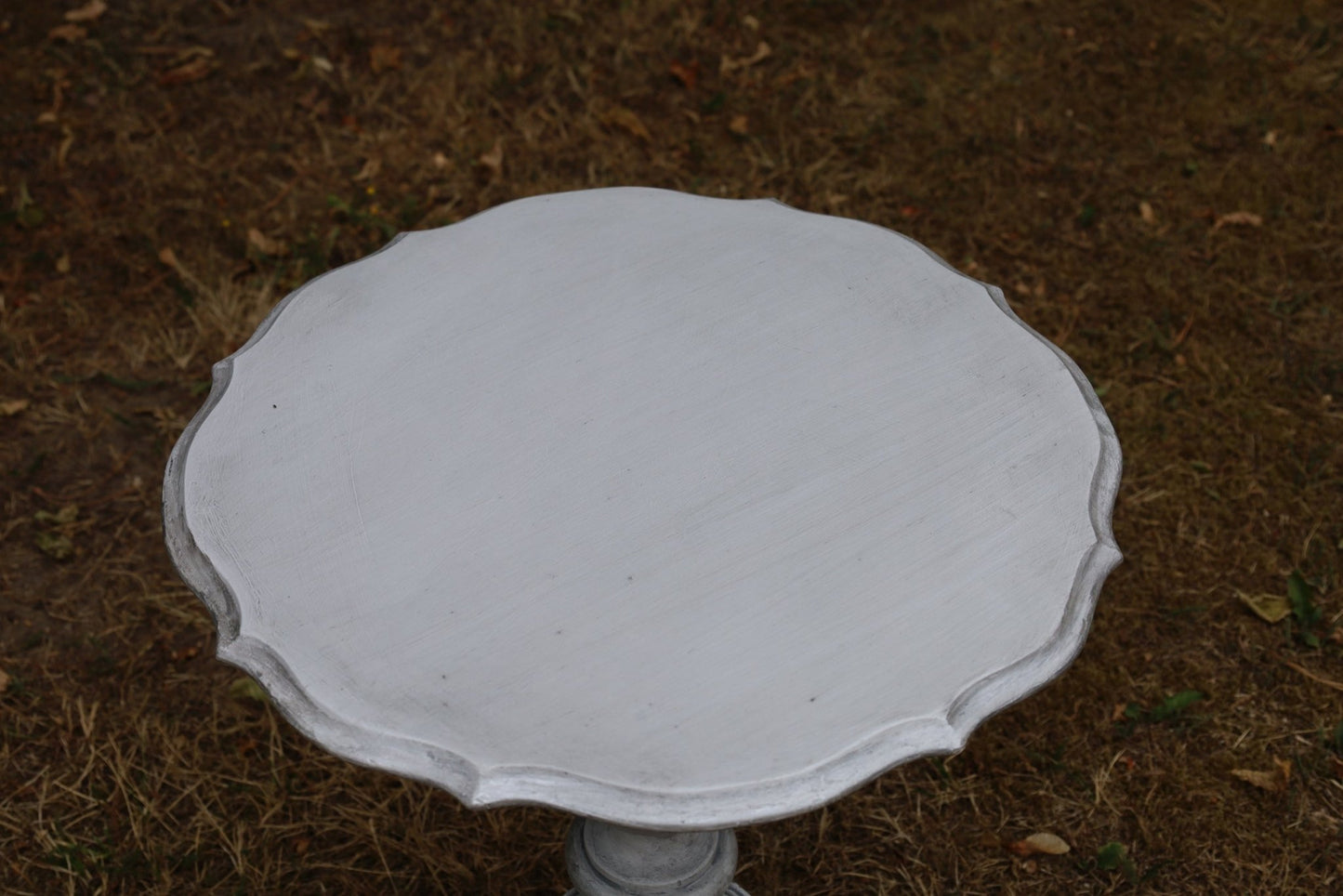 Runder Beistelltisch aus Holz in Grau mit silbernen Akzenten im Shabby Chic Stil