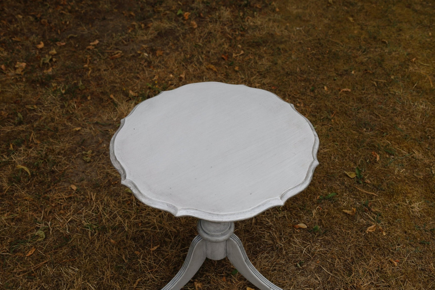 Runder Beistelltisch aus Holz in Grau mit silbernen Akzenten im Shabby Chic Stil