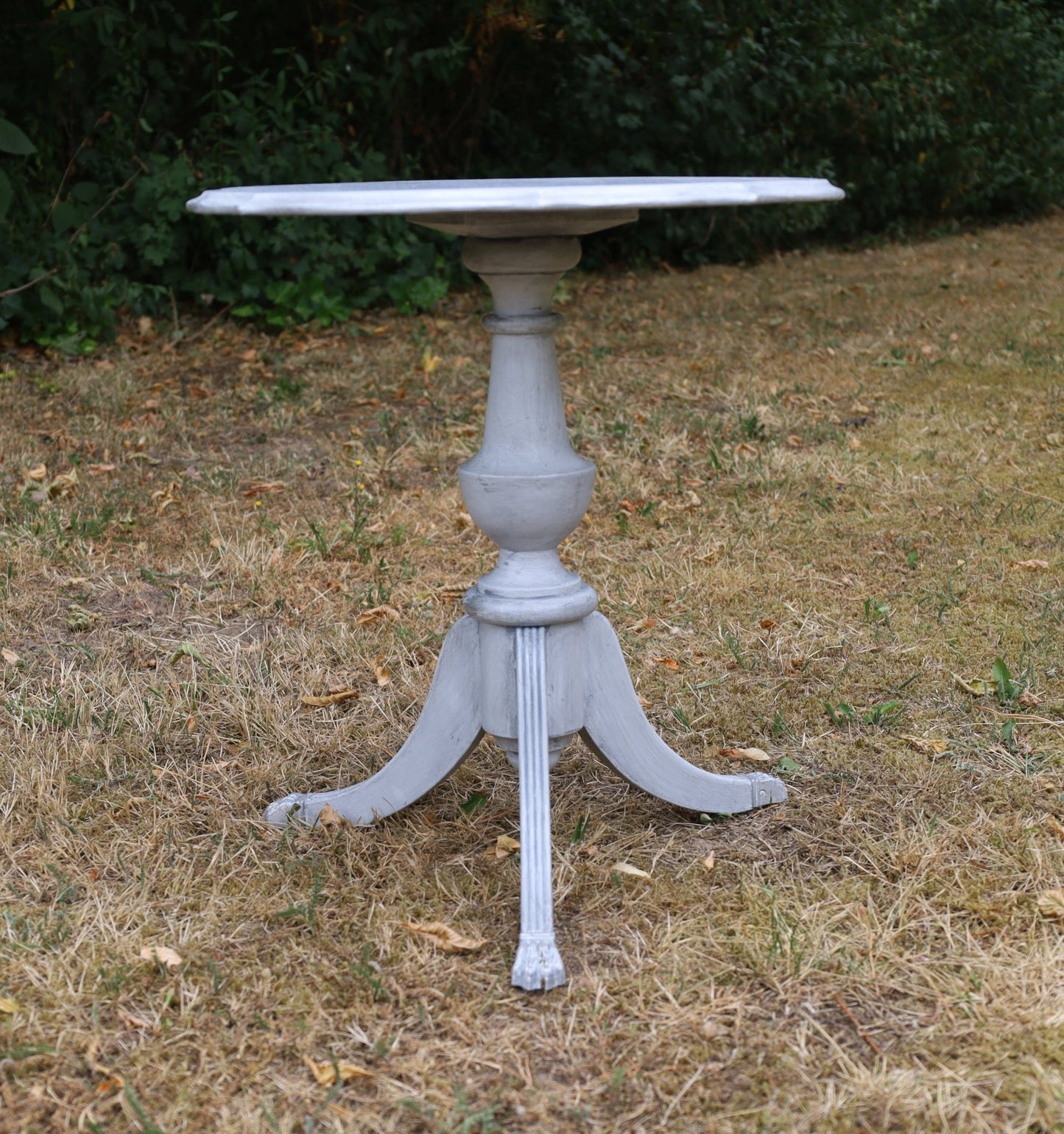 Runder Beistelltisch aus Holz in Grau mit silbernen Akzenten im Shabby Chic Stil