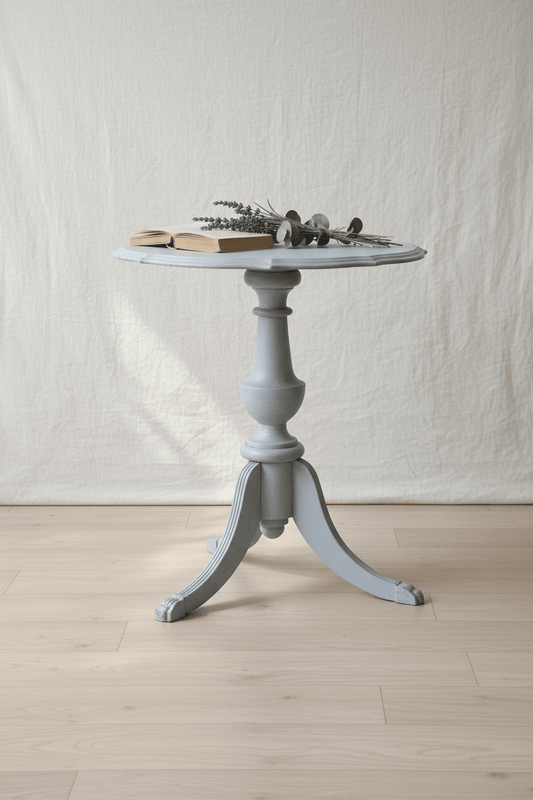 Runder Beistelltisch aus Holz in Grau mit silbernen Akzenten im Shabby Chic Stil {{ Shabby Chic und Landhaus Deko }} {{ www.Stein-Alt.de }}